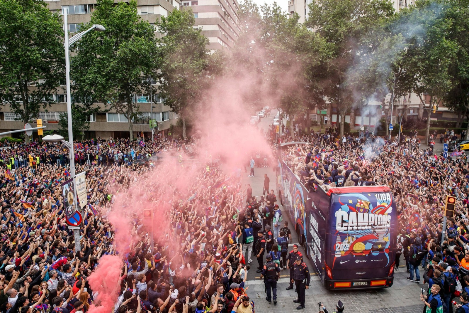 بطل الليجا يحتفل مع الجماهير في شوارع برشلونة.. فيديو