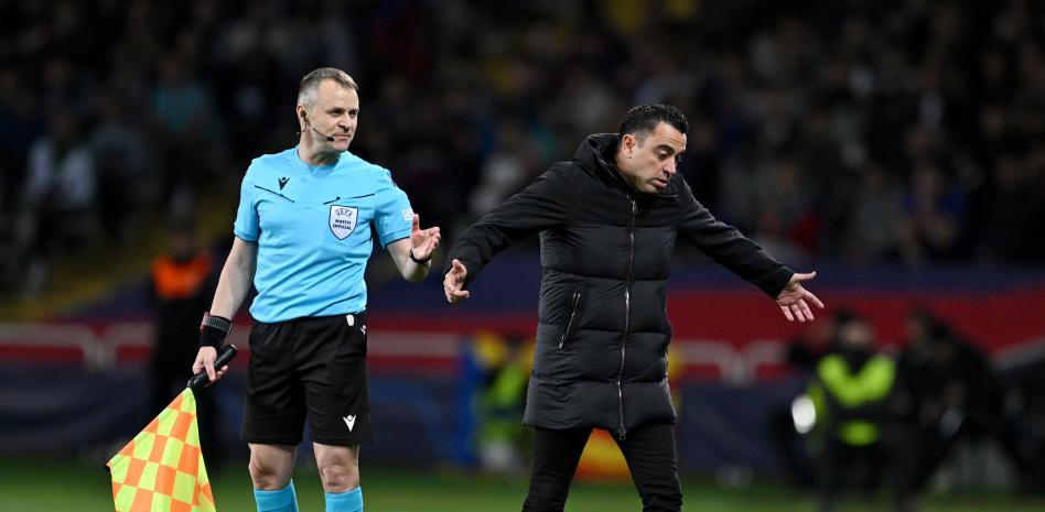 Xavi Attacks The Referee Of The Paris Match
