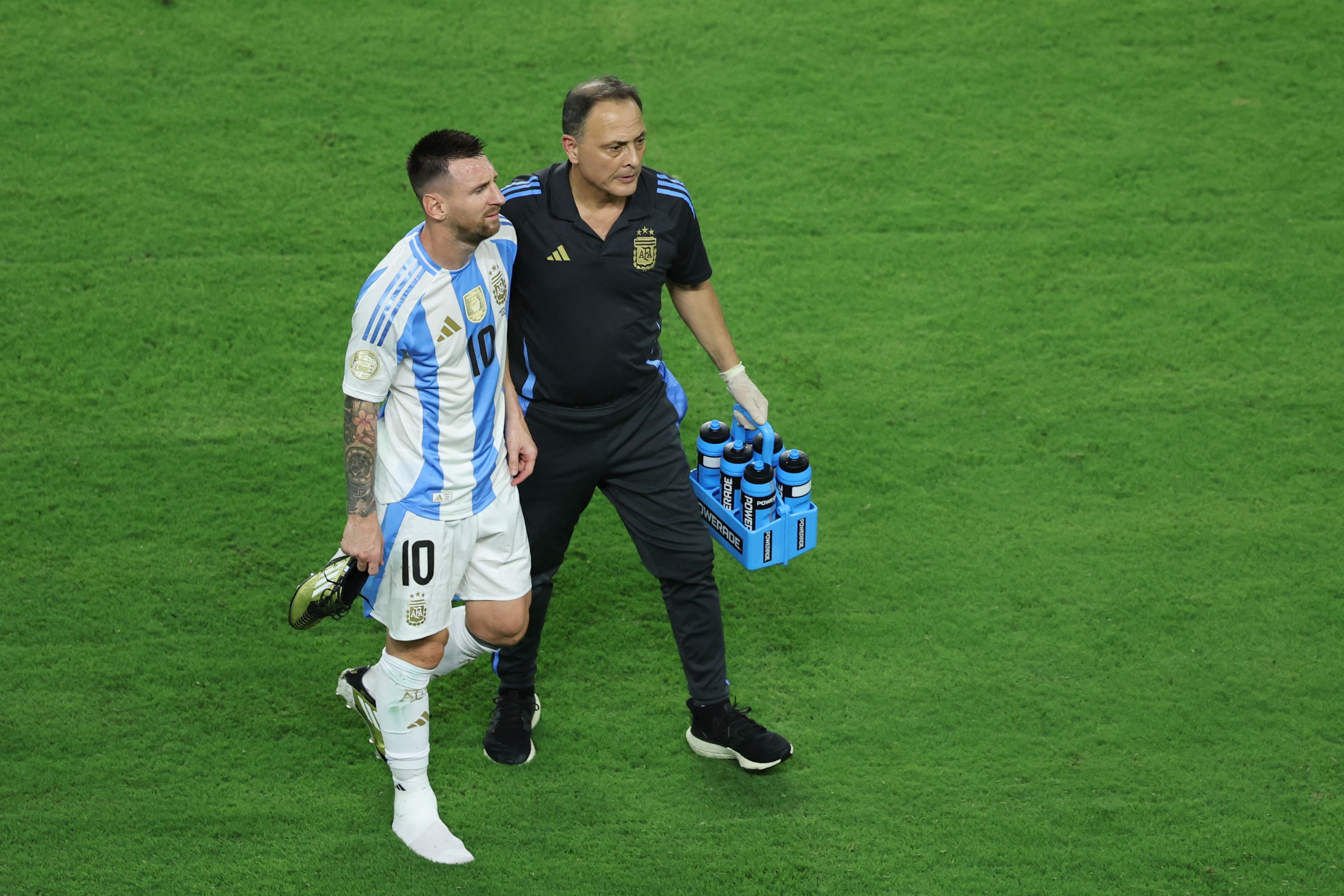 Messi defies Argentina shirt ban in Paraguay!