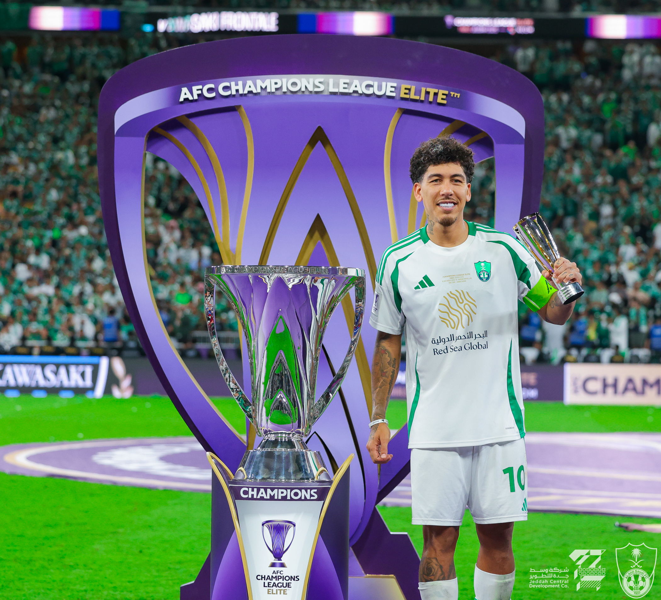 فيرمينو ومندي يتوجان بجائزتي الأفضل في آسيا