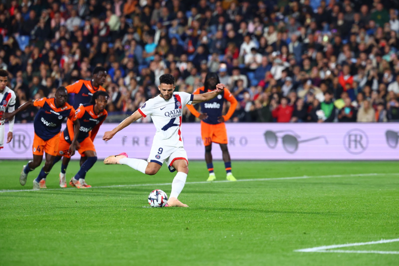 باريس يكتسح مونبلييه برباعية في الدوري الفرنسي