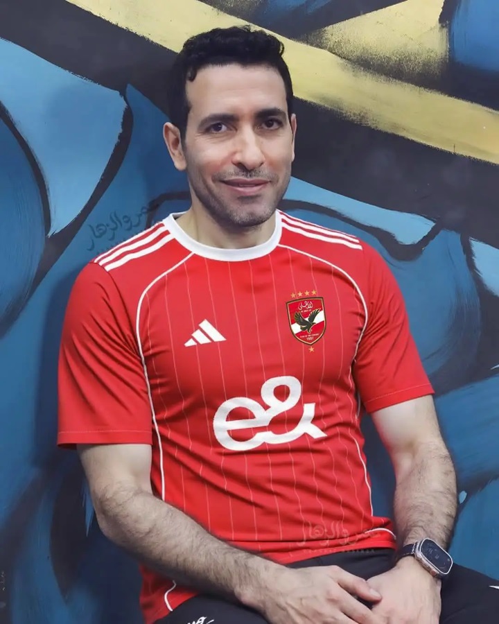 أبوتريكة يثير الجدل بقمصان الأهلي!