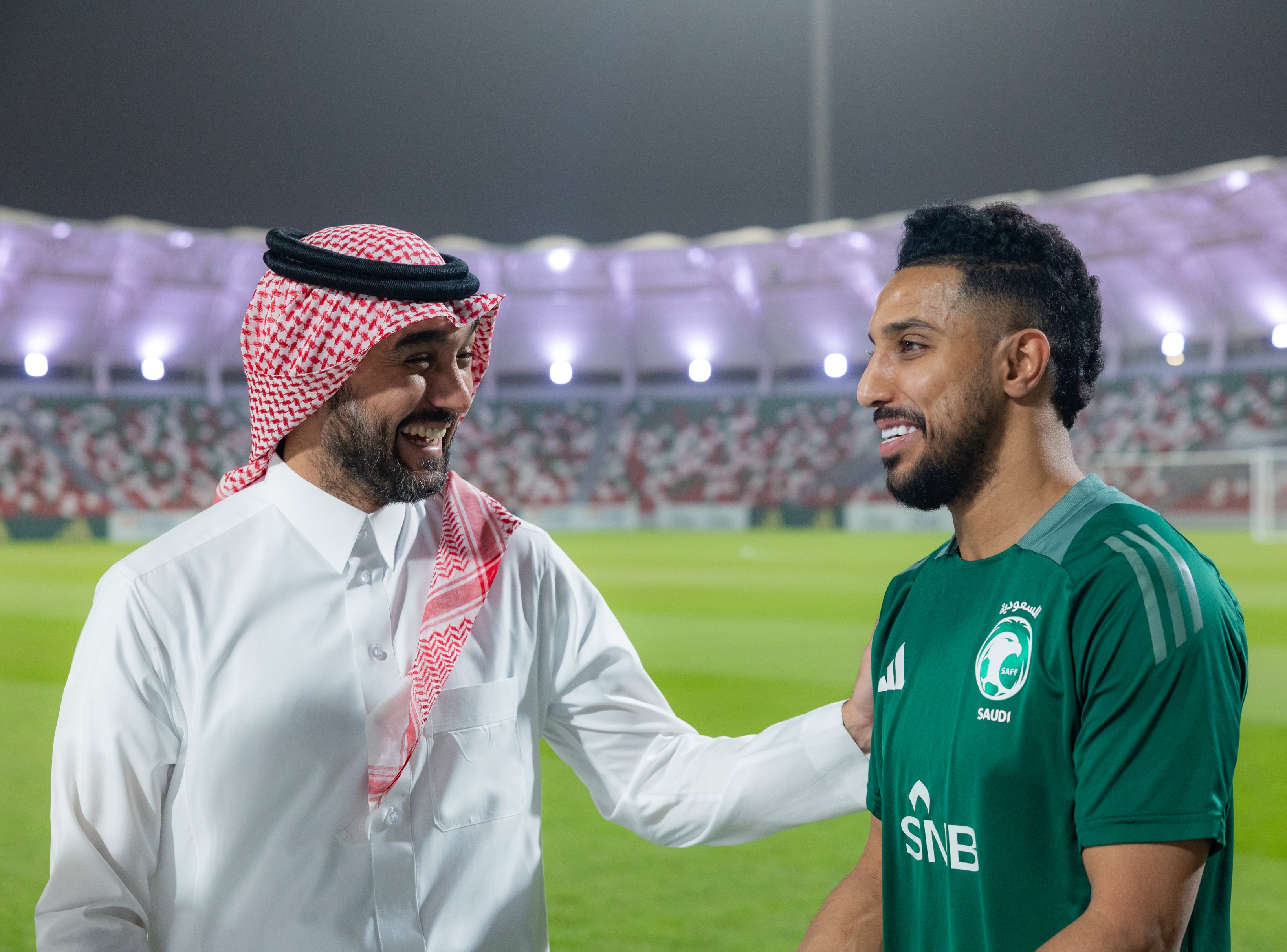 وزير الرياضة يدعم الأخضر قبل مواجهة البحرين