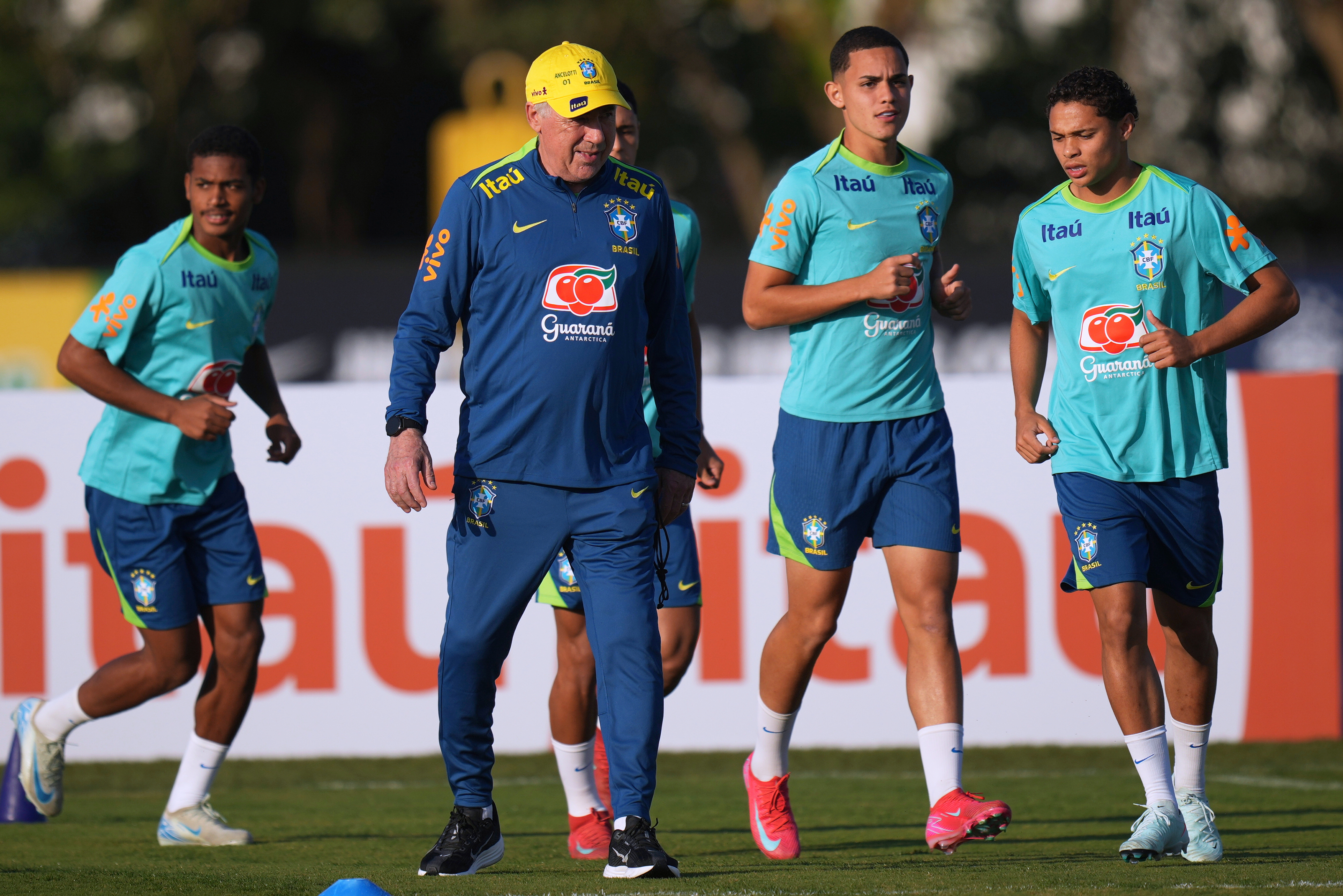 Ancelotti leads the first training session for the Brazil