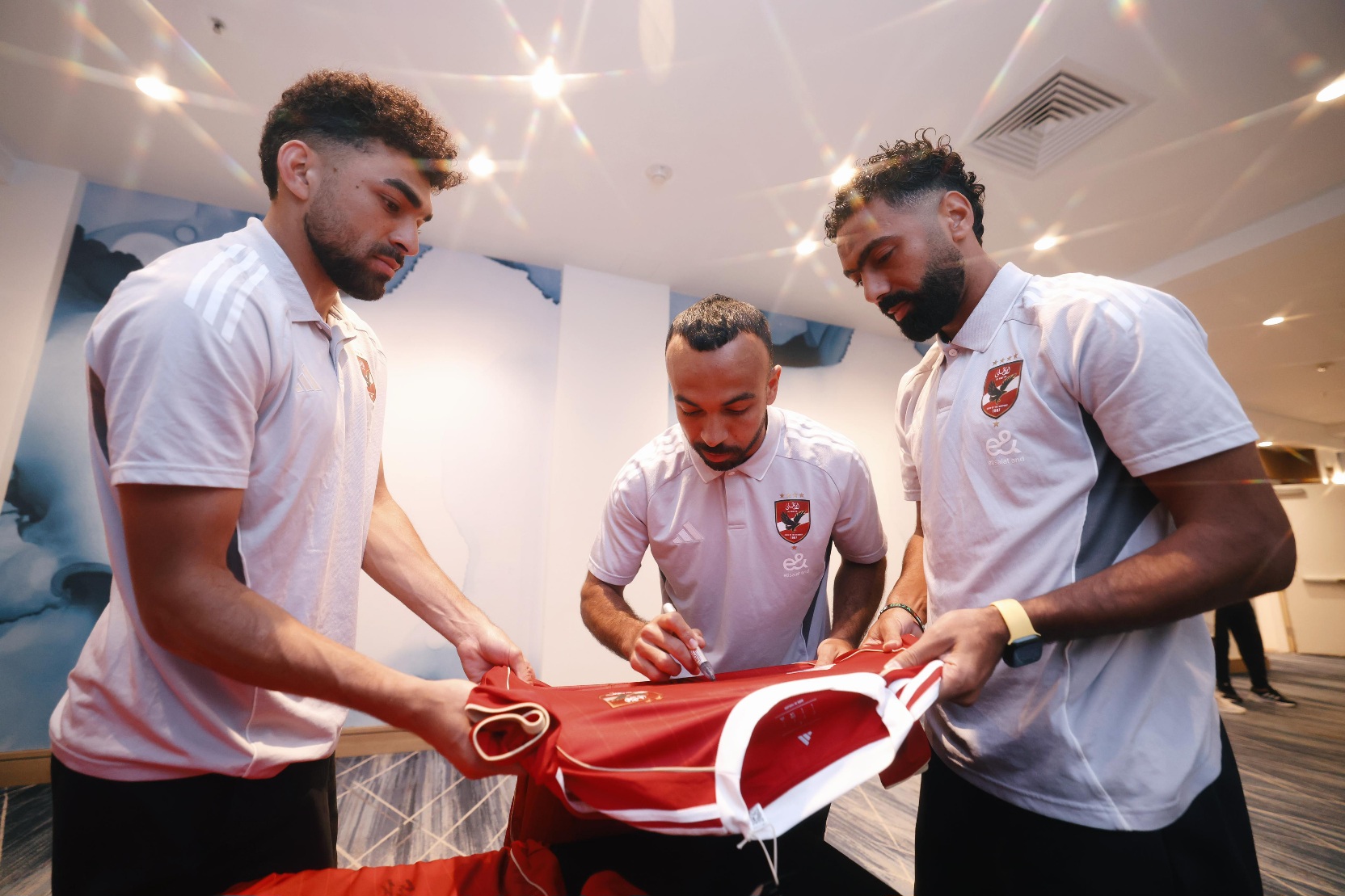 لاعبو الأهلي يوقعون قمصانهم لـFIFA قبل المونديال