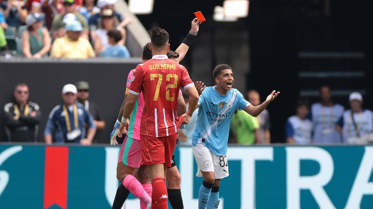 إيقاف مدافع مانشستر سيتي مباراتين!