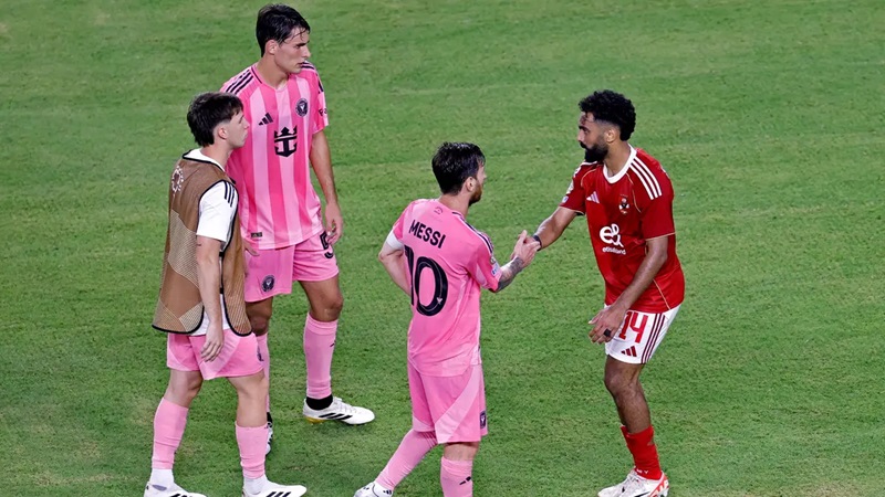 بـ3.2 مليون دولار.. نجم الأهلي ينتقل لبيراميدز