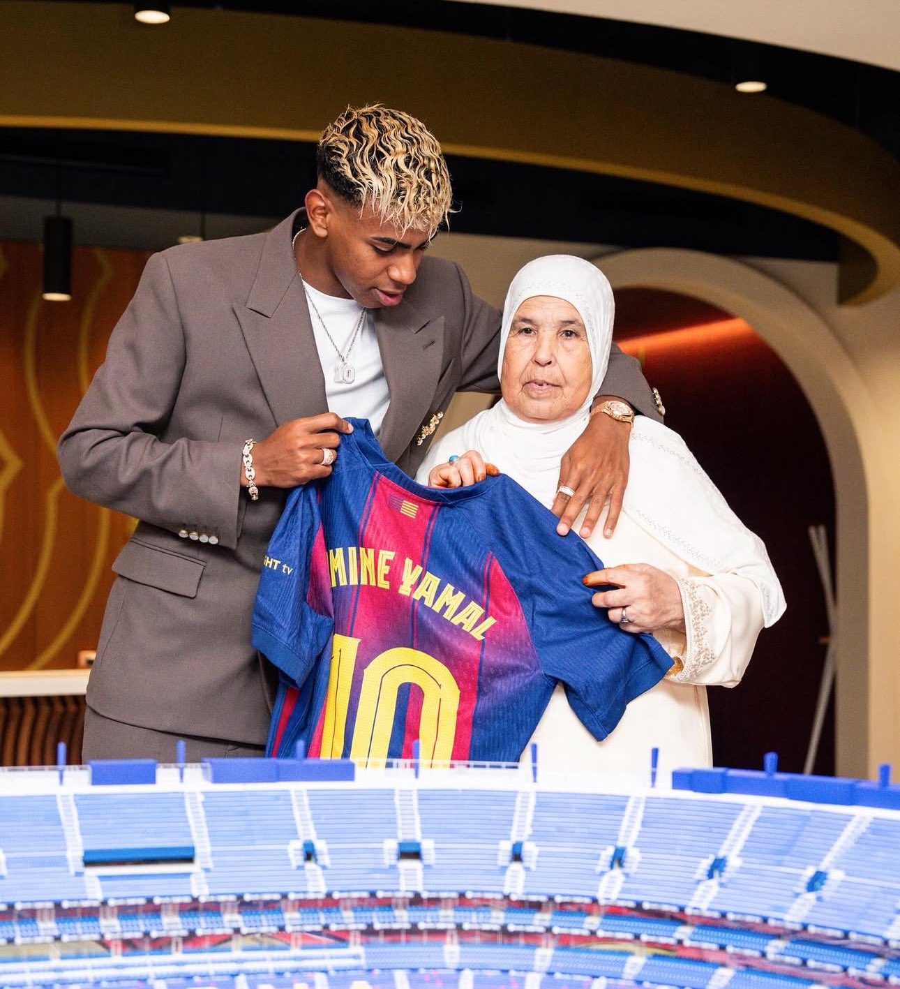 المغربية فاطمة.. جدة يامال تخطف الأضواء في برشلونة