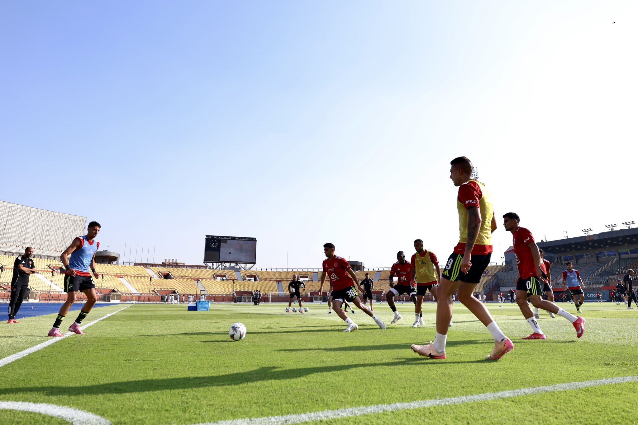 الأهلي يعاقب لاعبيه ماليًا!