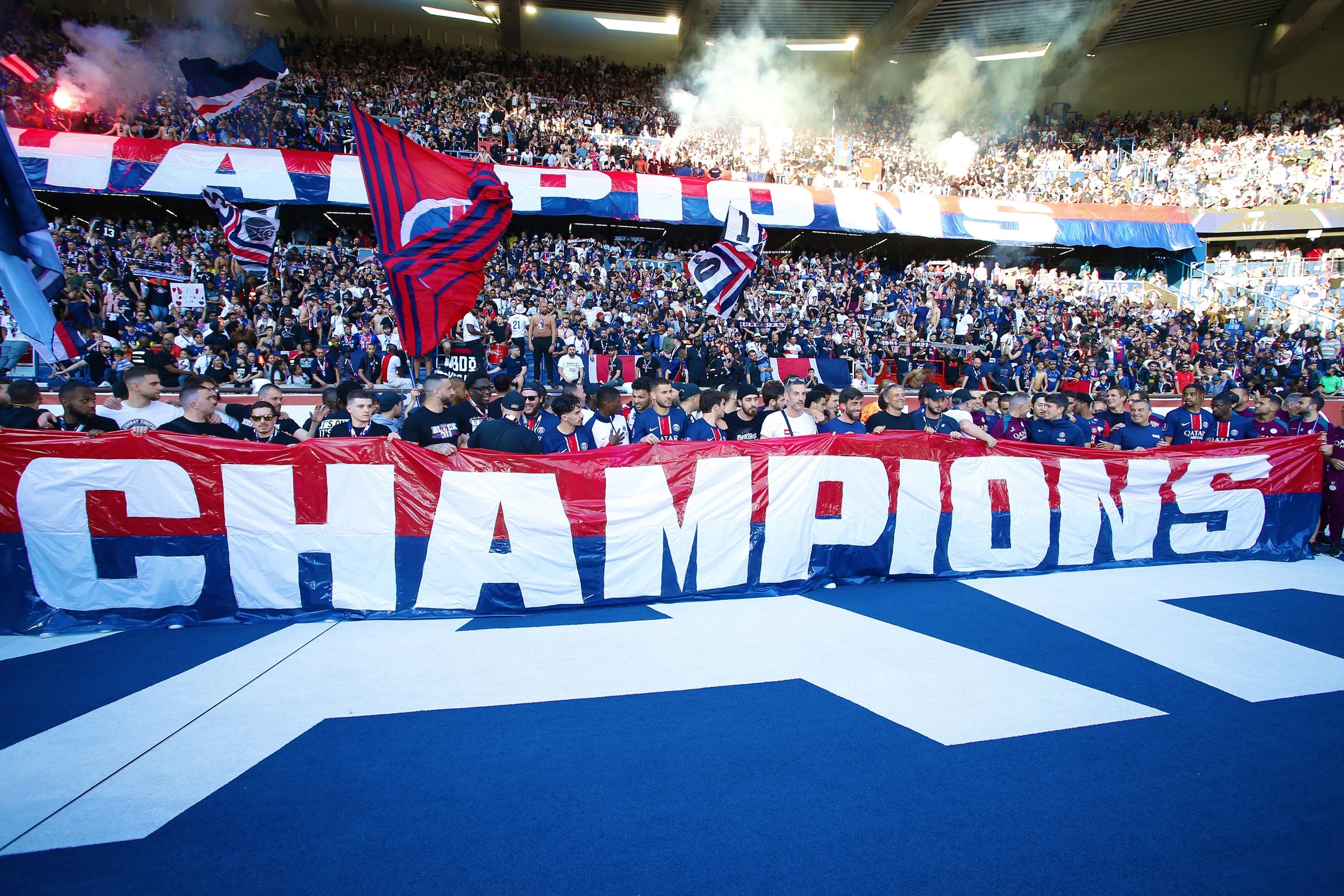 Drones monitor French league fans