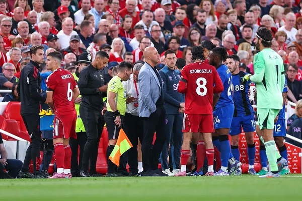 ليفربول يُدين العنصرية ضد نجم بورنموث