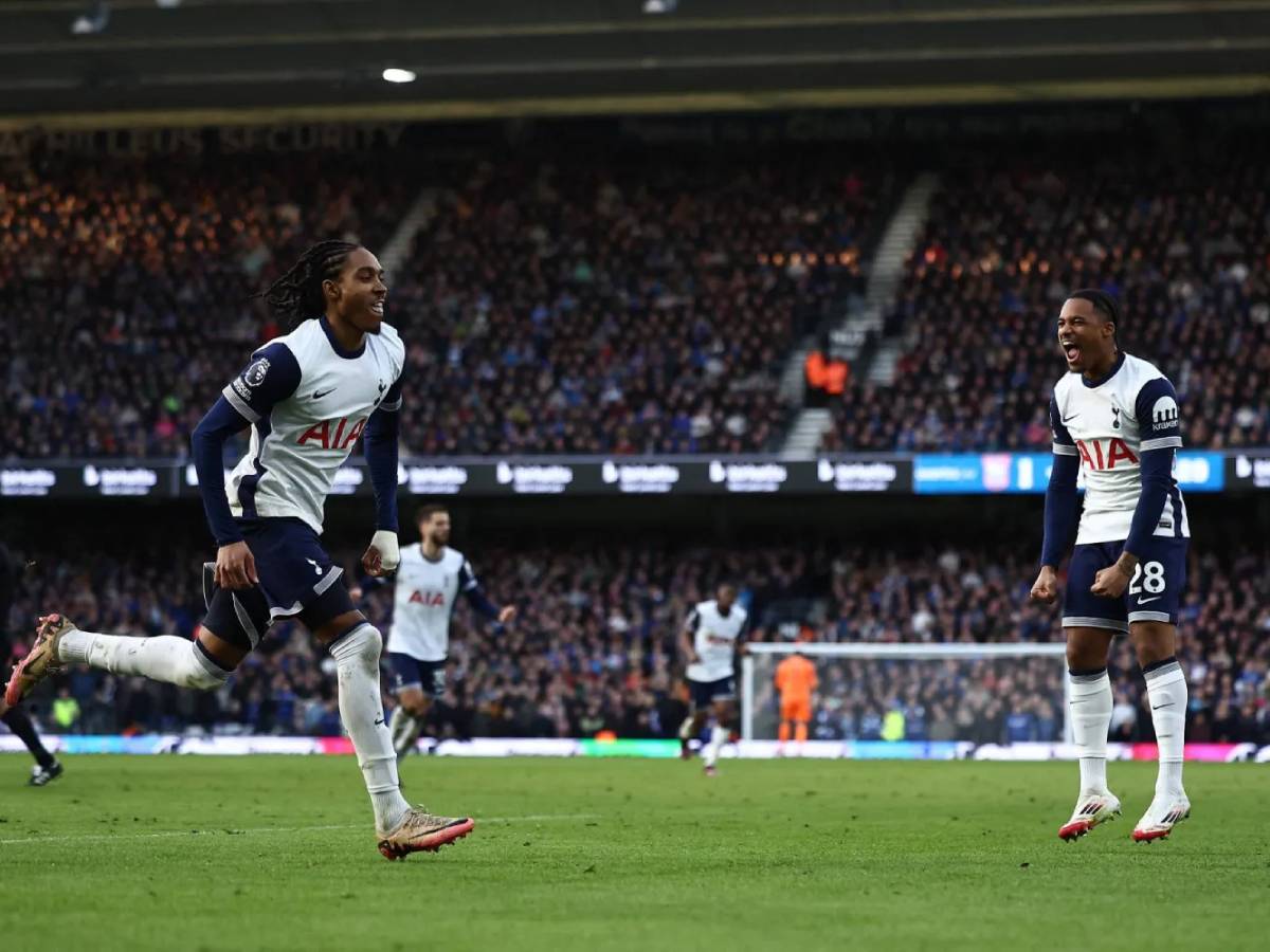 Tottenham extends defender Spence's contract