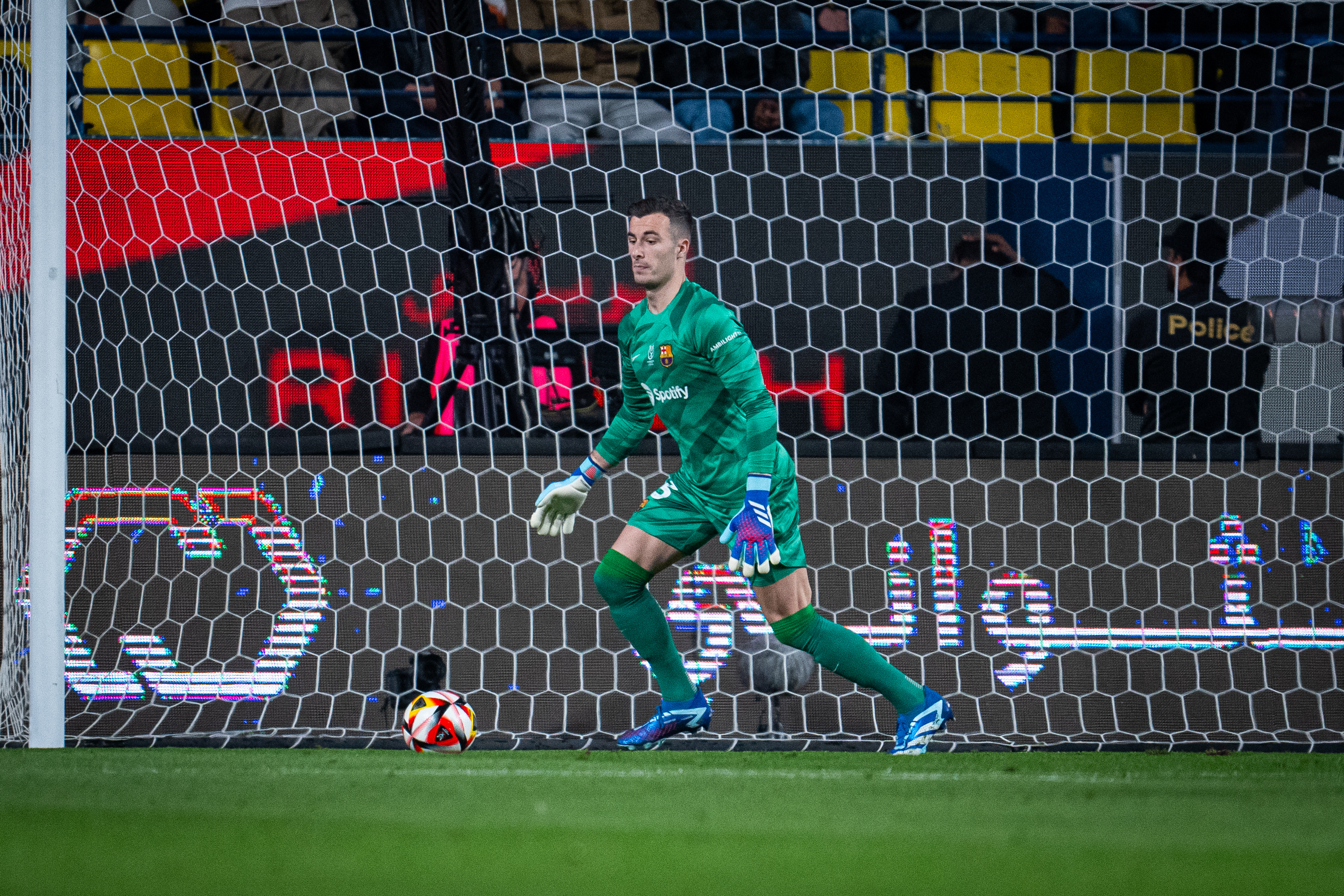 حارس برشلونة يقترب من الرحيل