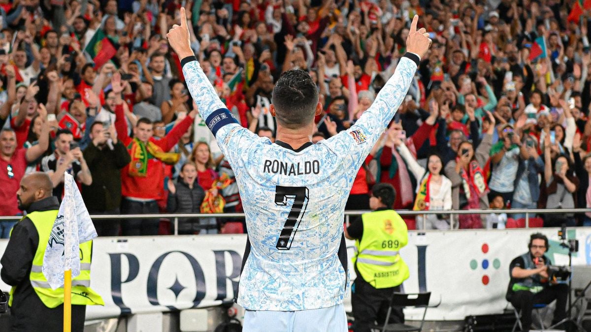Ronaldo surpasses Messi with 1,200 contributions!