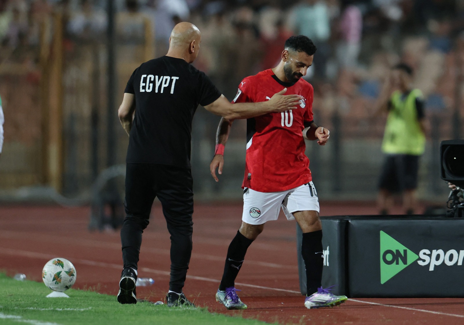 بالفيديو: محمد صلاح يتلقى تكريمًا خاصًا في بوركينا
