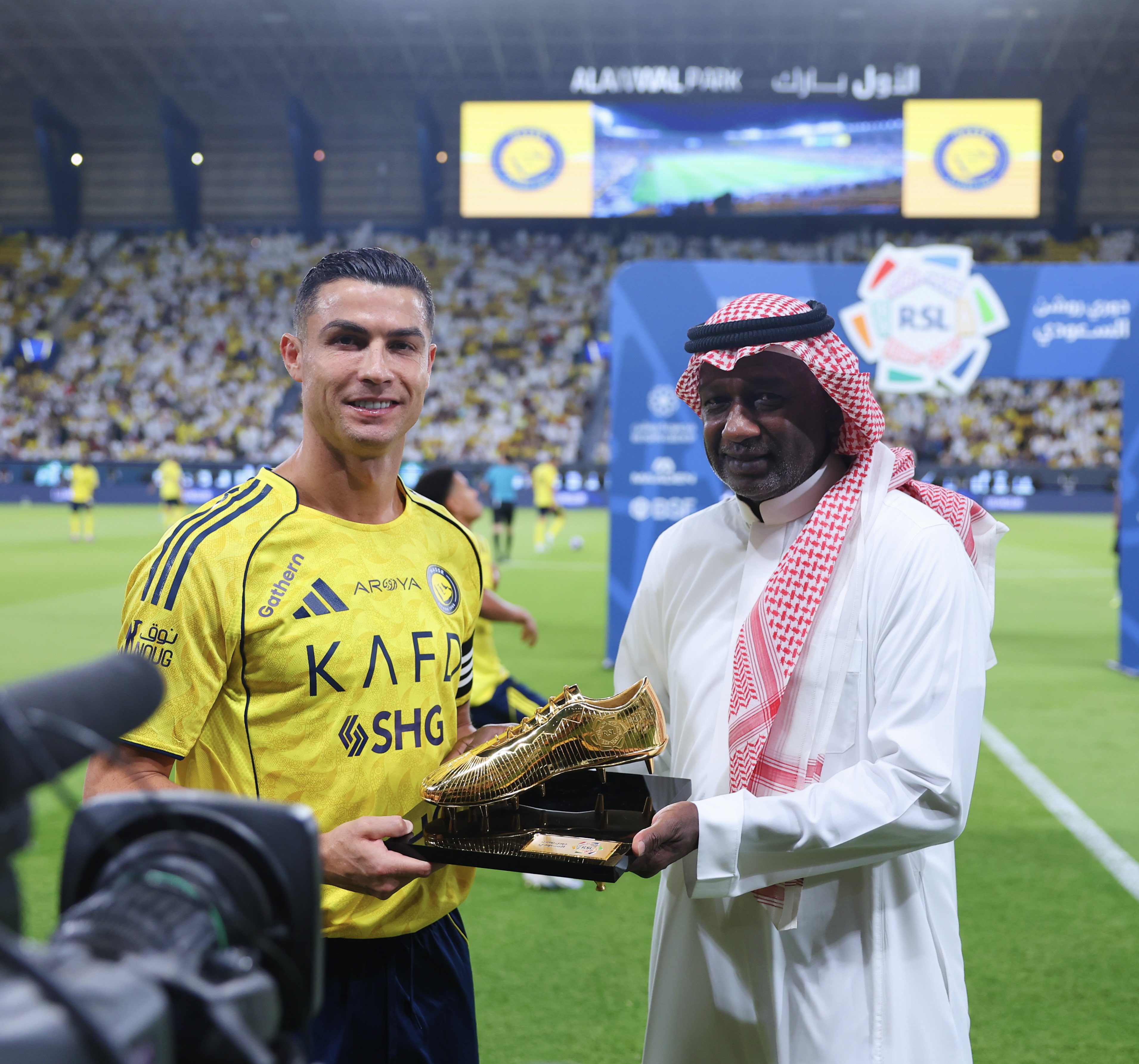 ماجد عبدالله يُكرّم رونالدو بالحذاء الذهبي