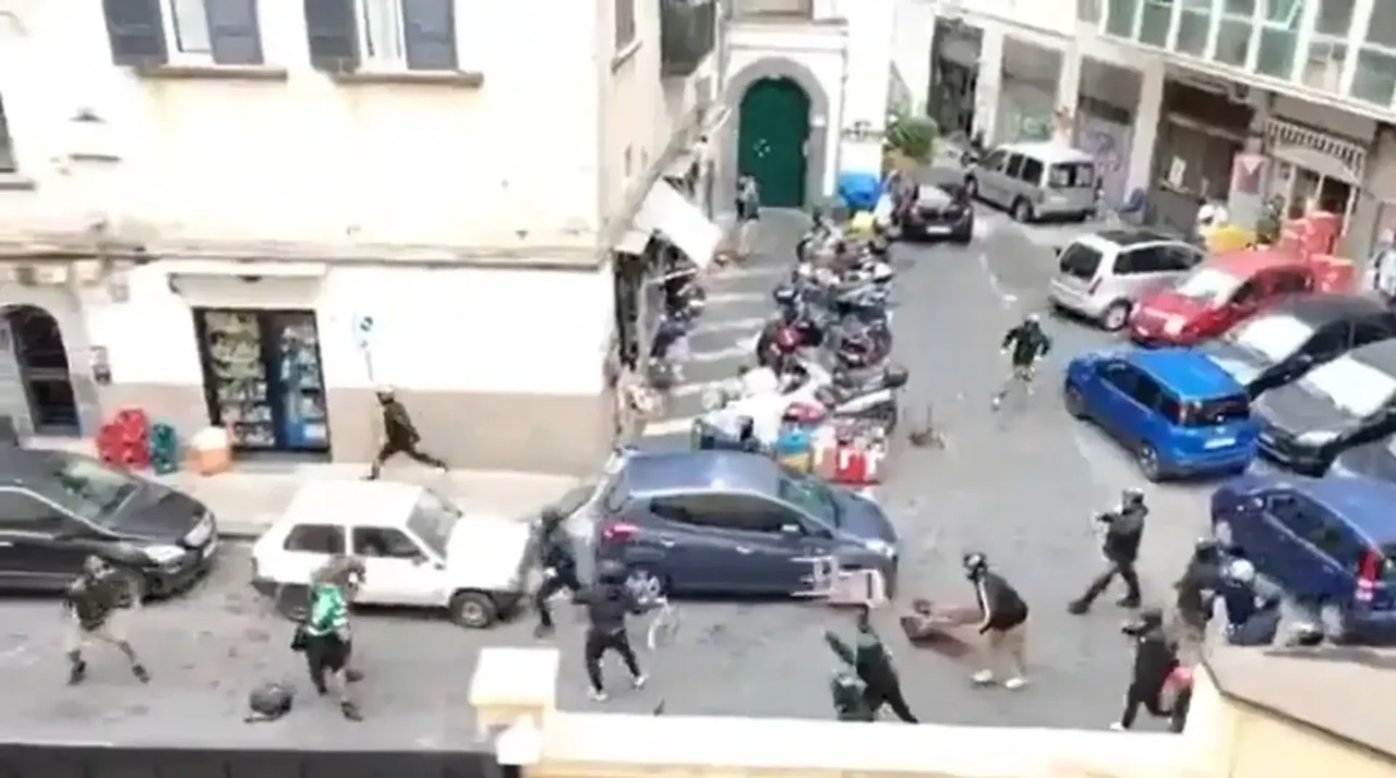 Injuries and arrests during violence in Naples
