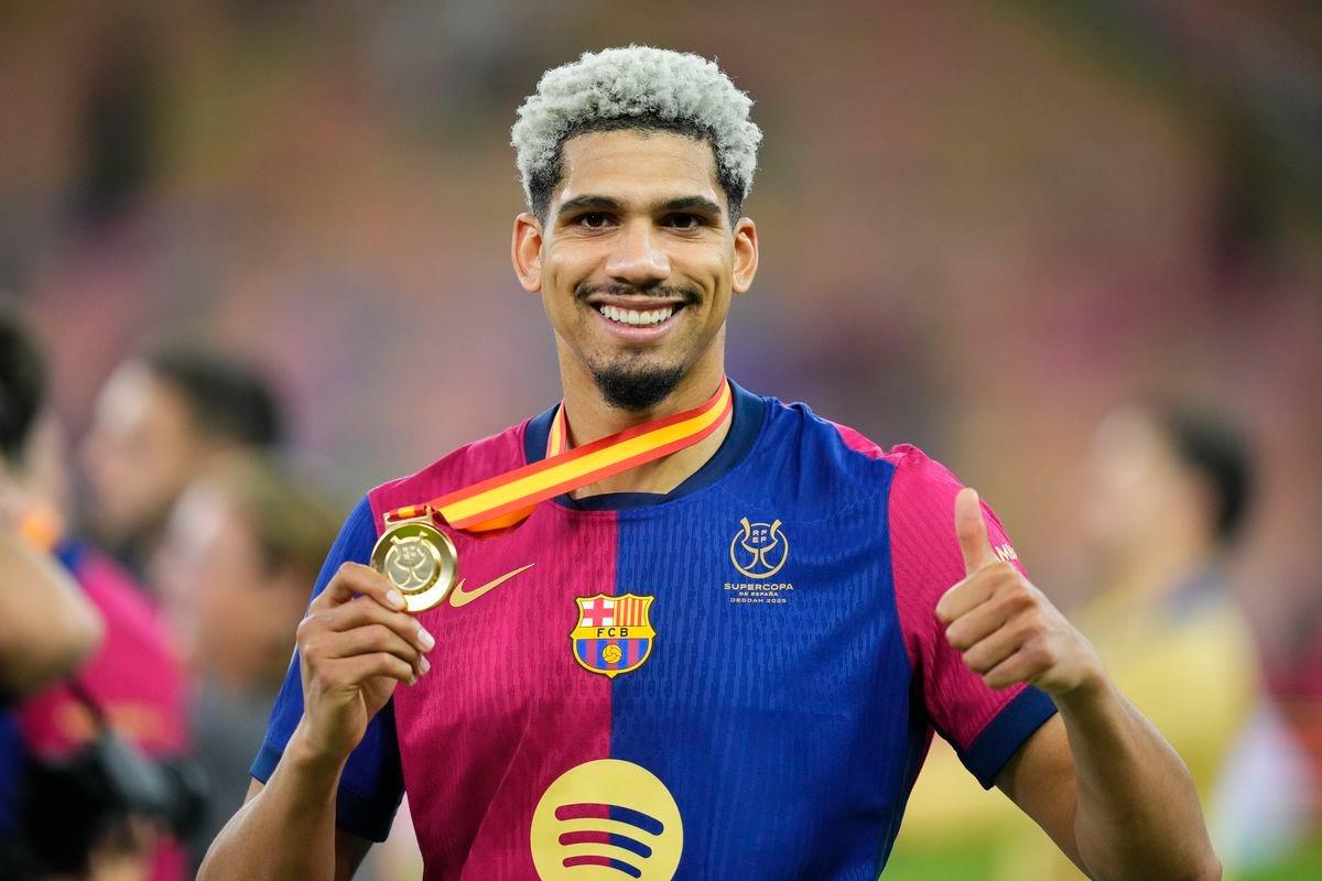 تشيلسي يستهدف مدافع برشلونة