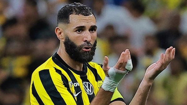 بنزيما يثير غضب جمهور الاتحاد