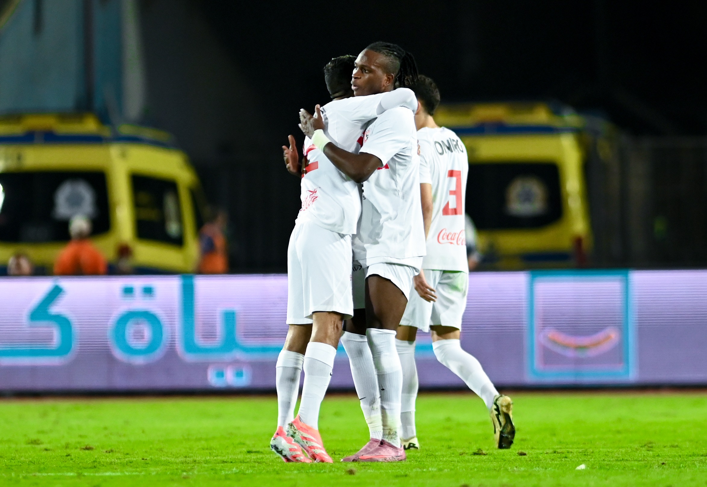 فنان مصري شهير يسخر من محترف الزمالك!