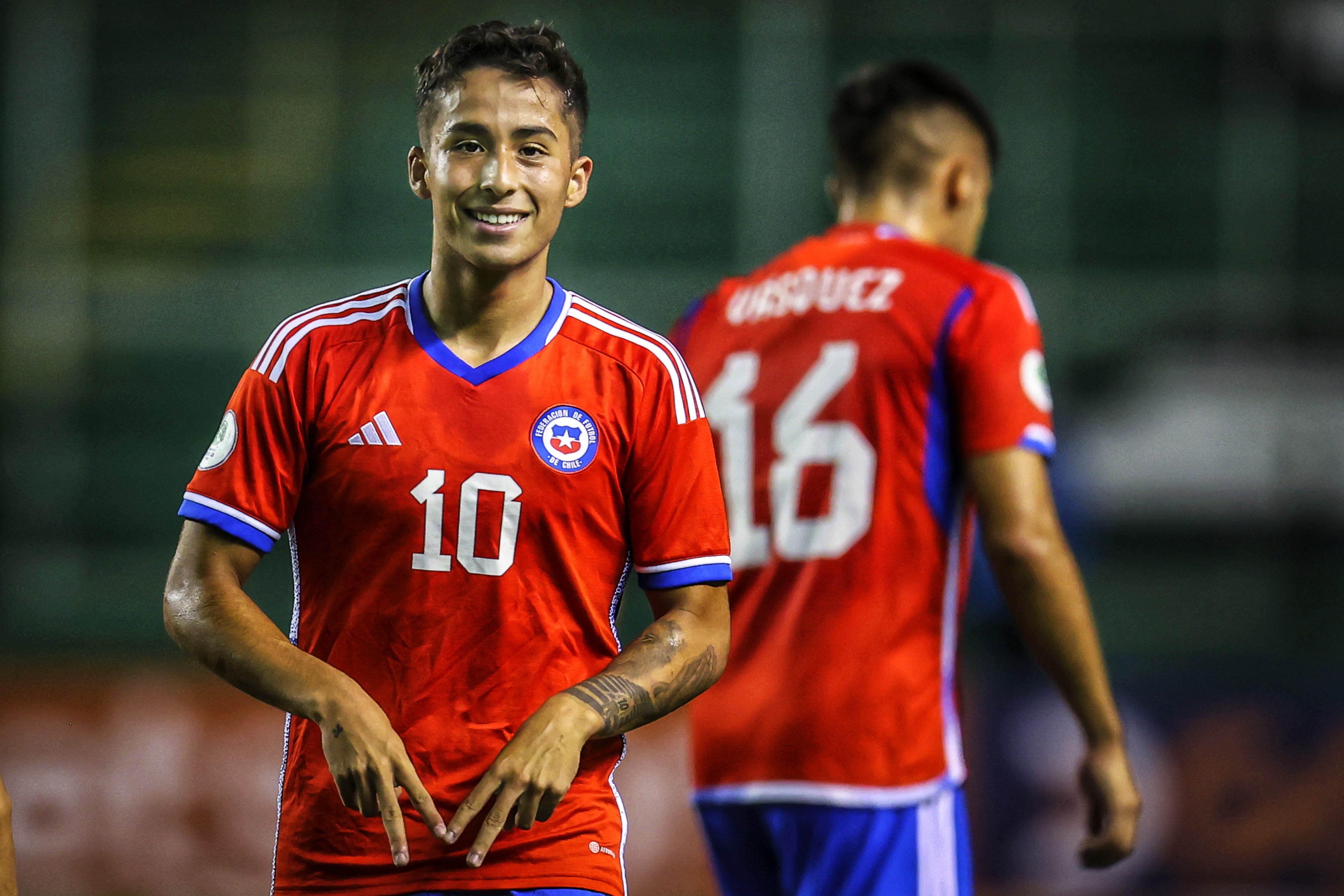 الأهلي يطارد نجم يونيفرسيداد دي تشيلي