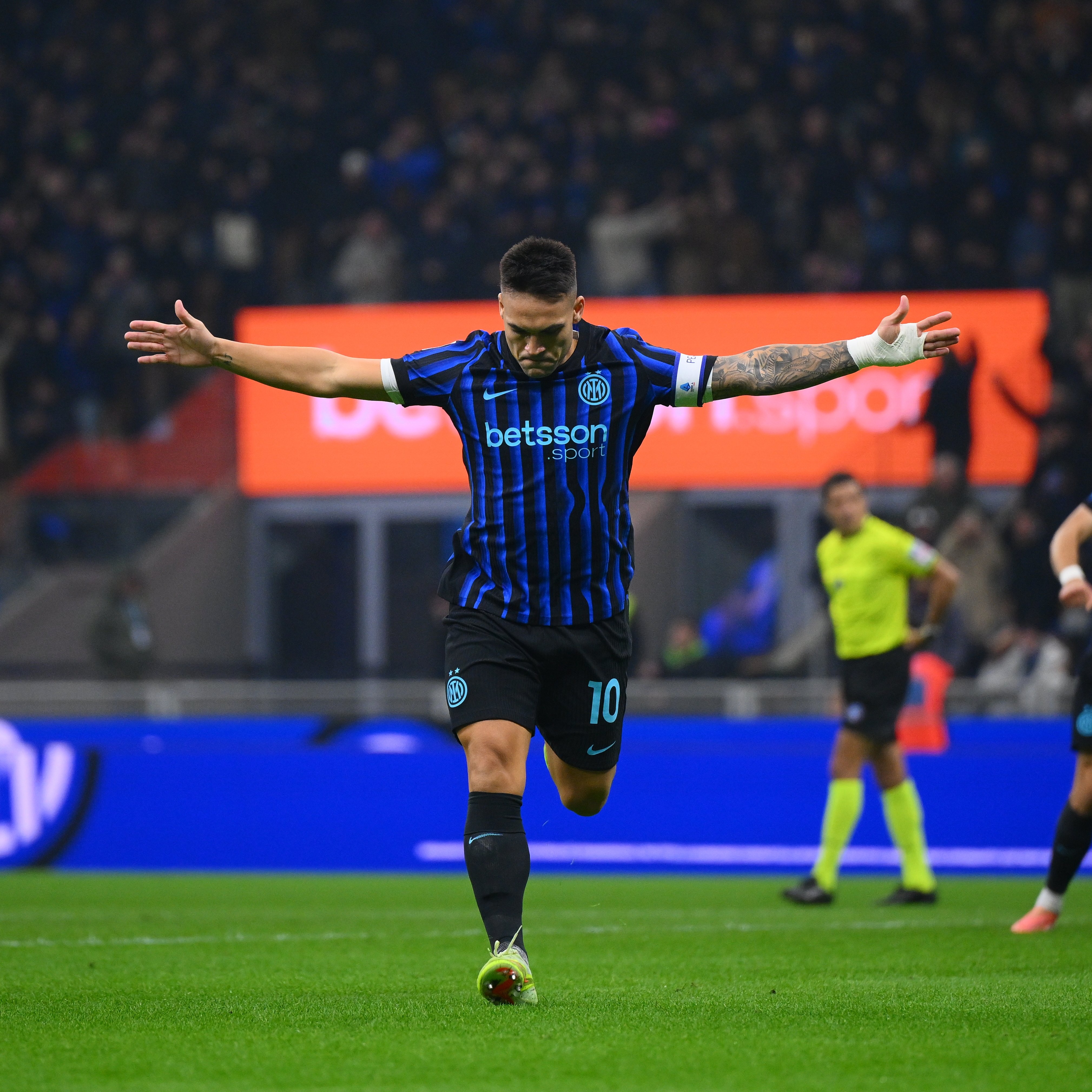 الإنتر يتخطى لاتسيو وينفرد بصدارة الكالتشيو