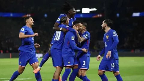 إنجلترا وفرنسا تحسمان التأهل لمونديال 2026