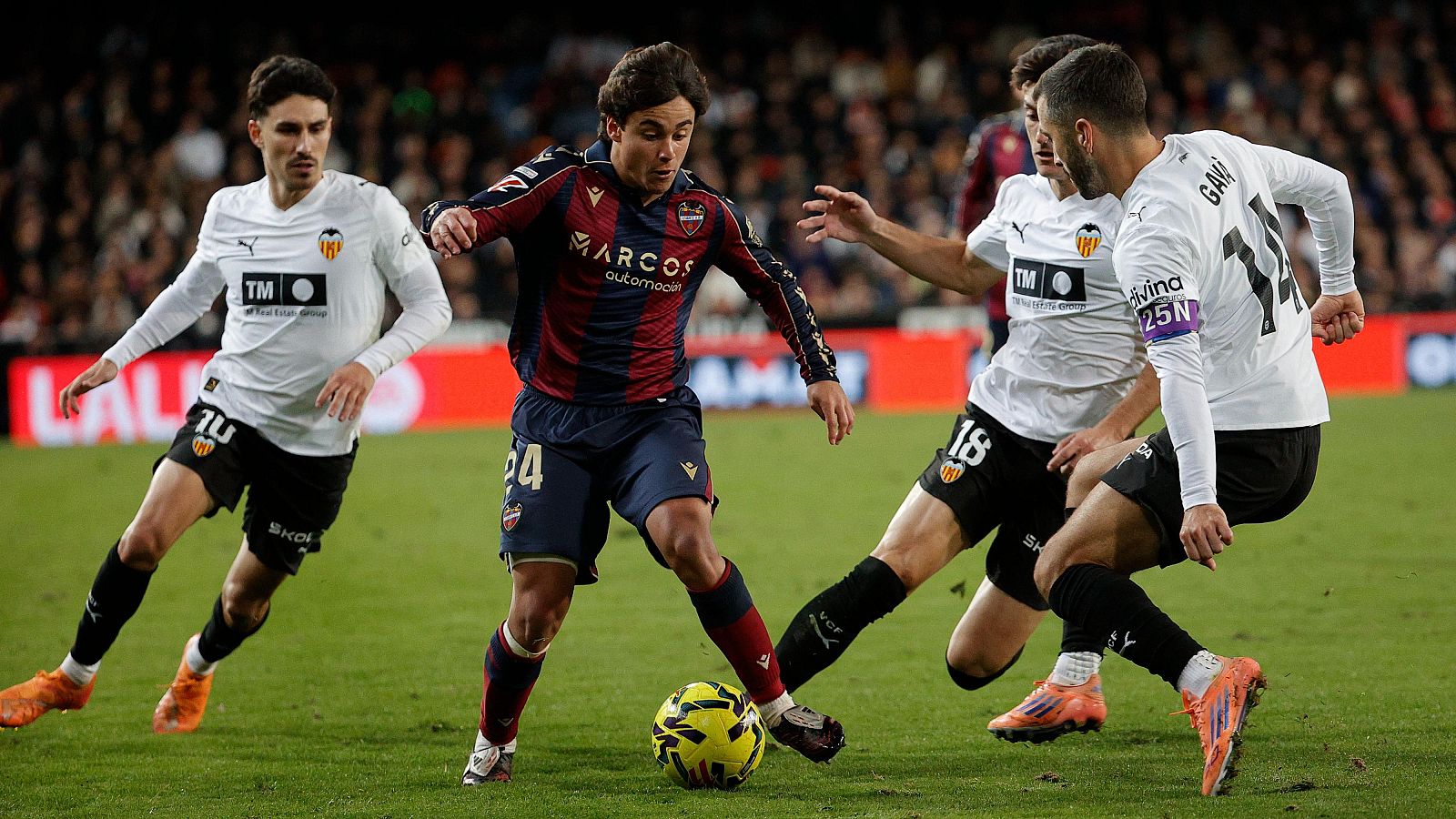 فالنسيا يكسر صيامه بإسقاط ليفانتي