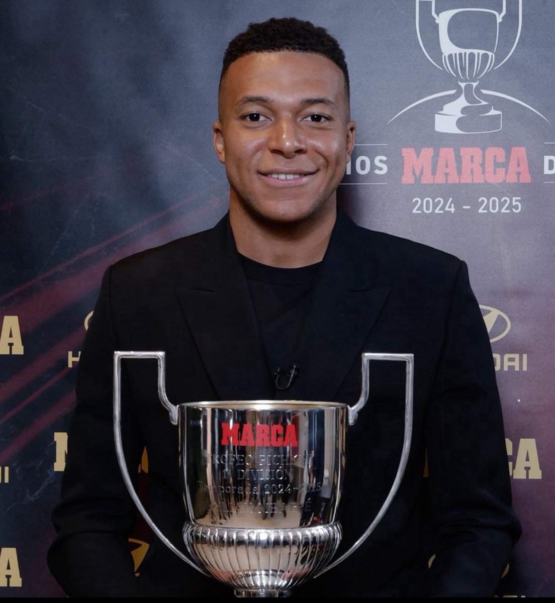 Mbappe receives the Pichichi Trophy