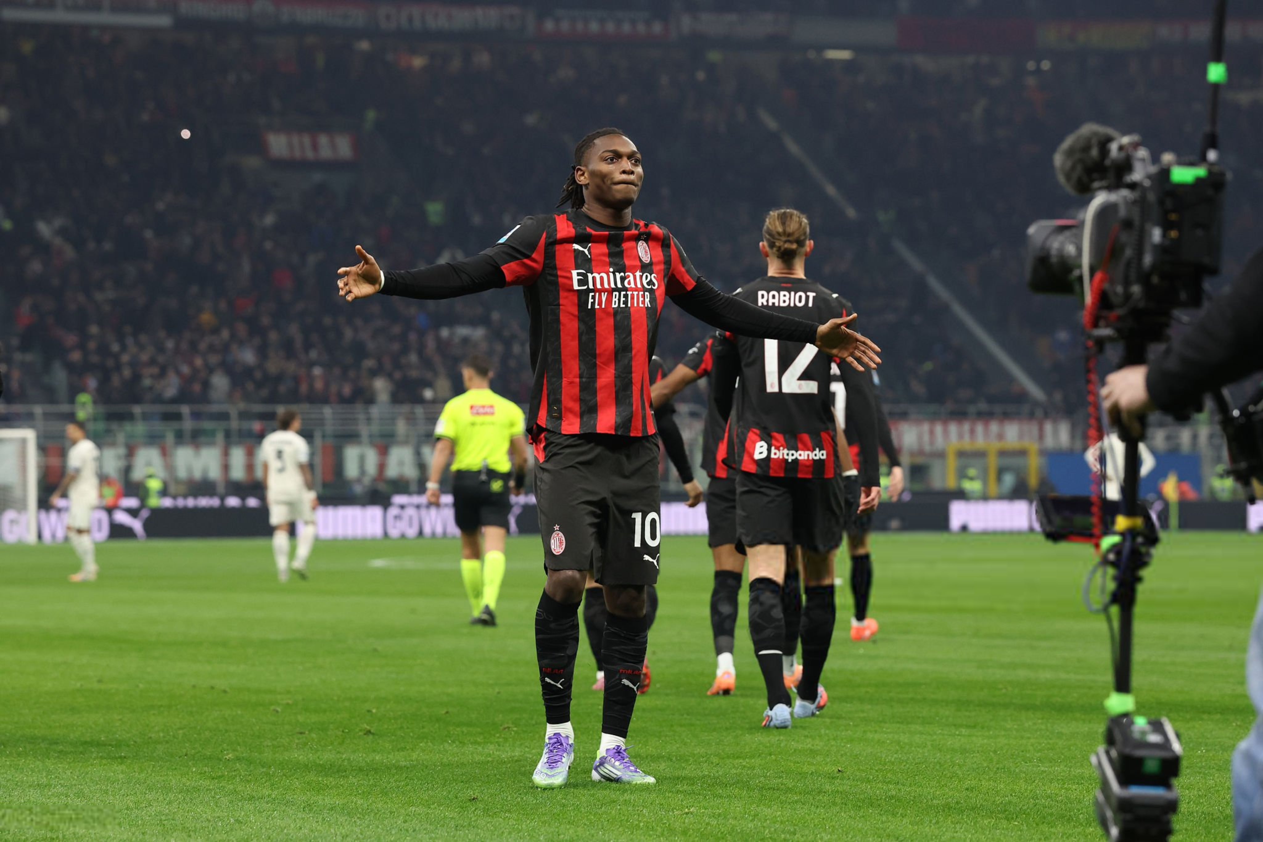 ميلان يتخطى لاتسيو ويتصدر الكالتشيو