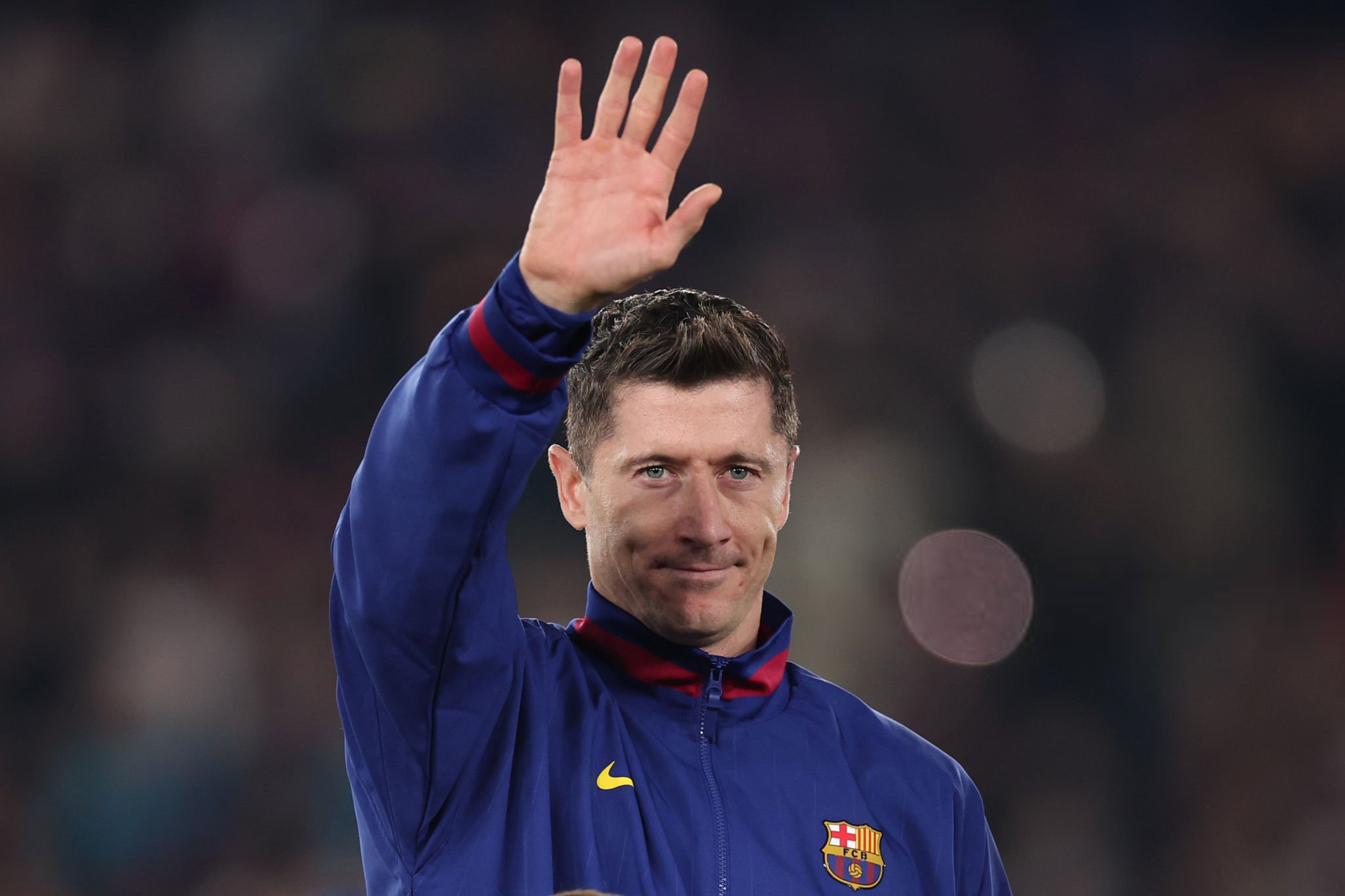 ليفاندوفسكي يُضحي للاستمرار مع برشلونة