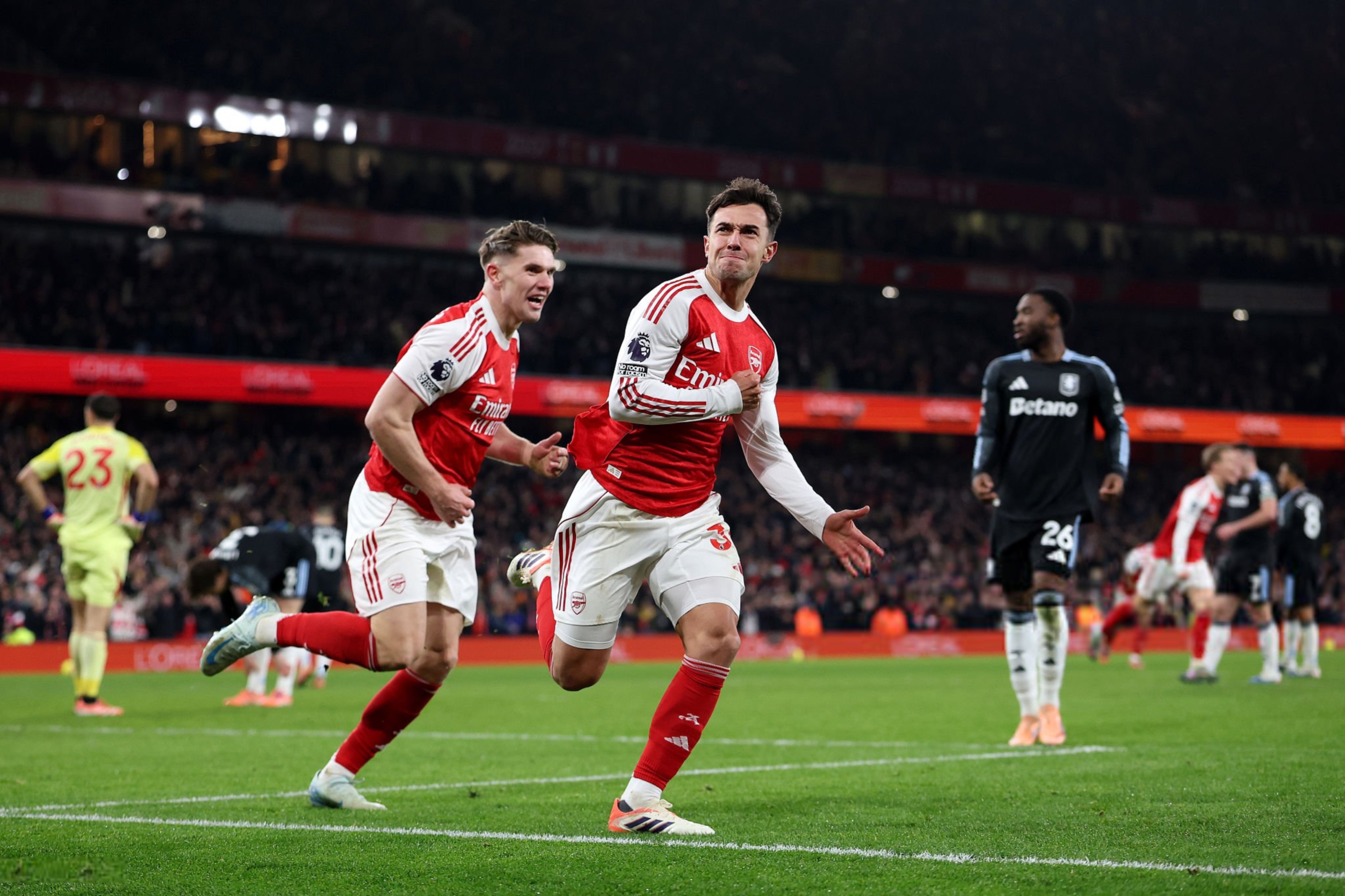 أرسنال يواصل صدارة البريميرليج وتعادل مانشستر