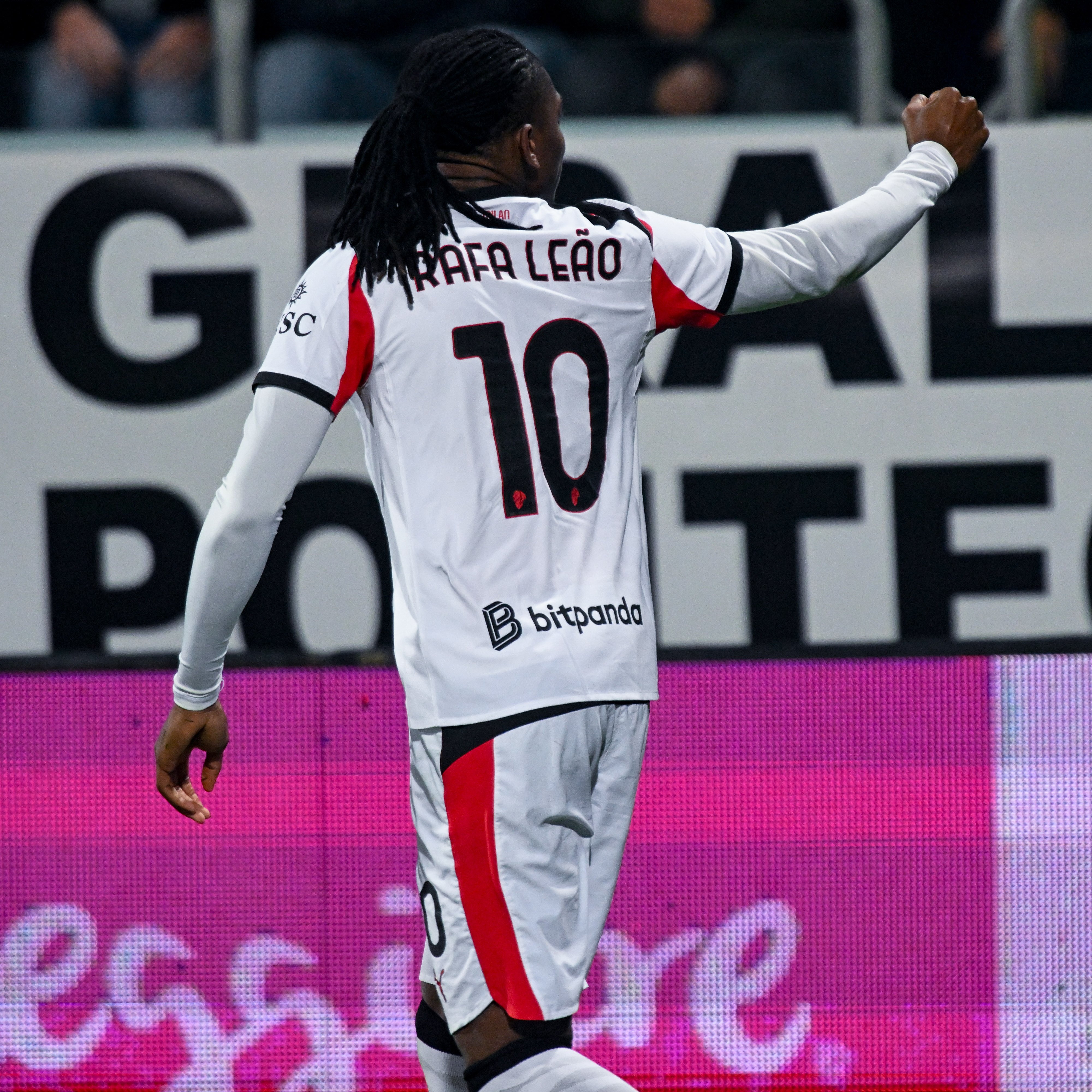 لياو يقود ميلان لصدارة الكالتشيو