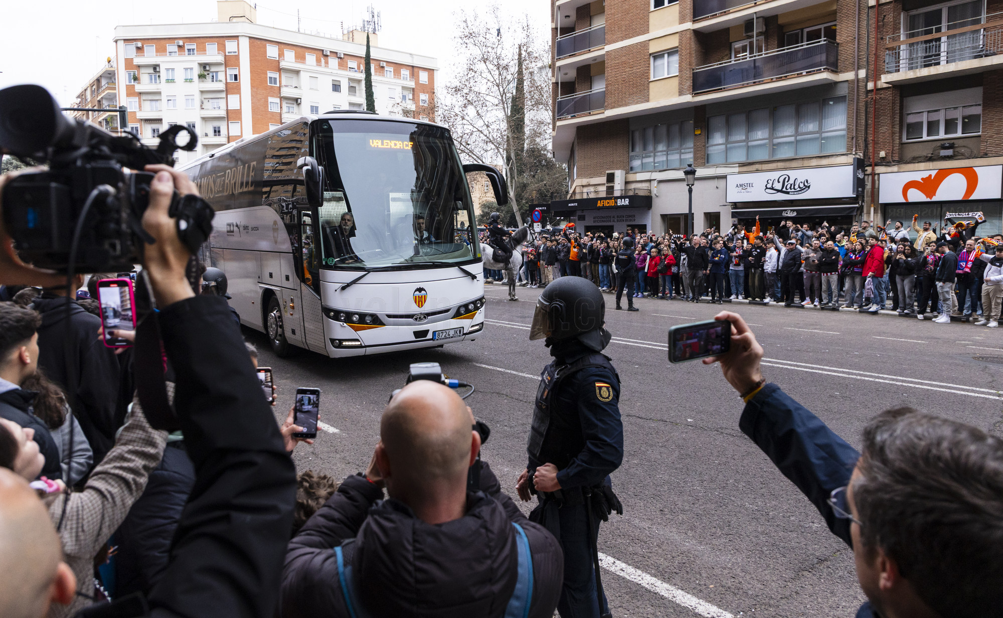 تحطيم «حافلة فالنسيا».. لماذا؟