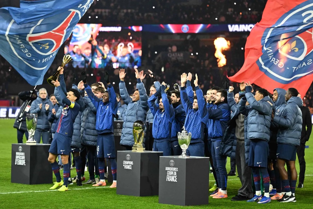 سان جيرمان يقدم كأس «الإنتركونتينينتال» لجماهيره