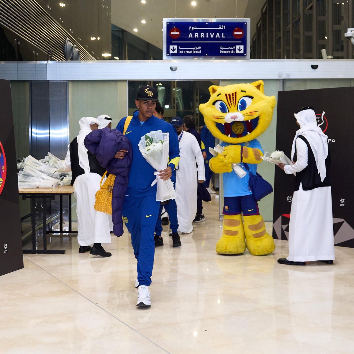 برشلونة يحط رحاله في جدة