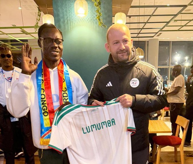 الاتحاد الجزائري يهدي قميص عمورة لمشجع الكونجو