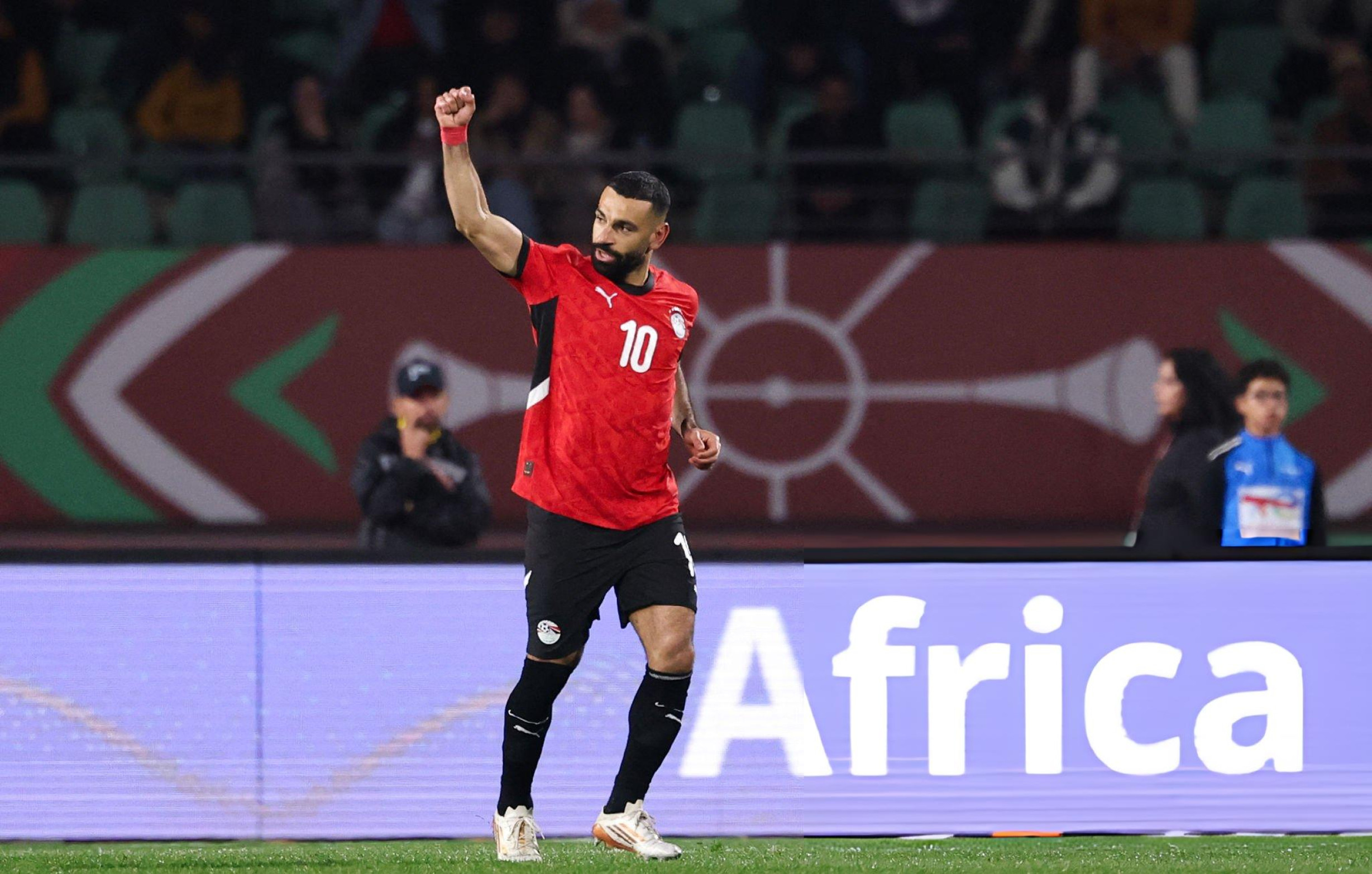 صلاح يعادل حسام حسن