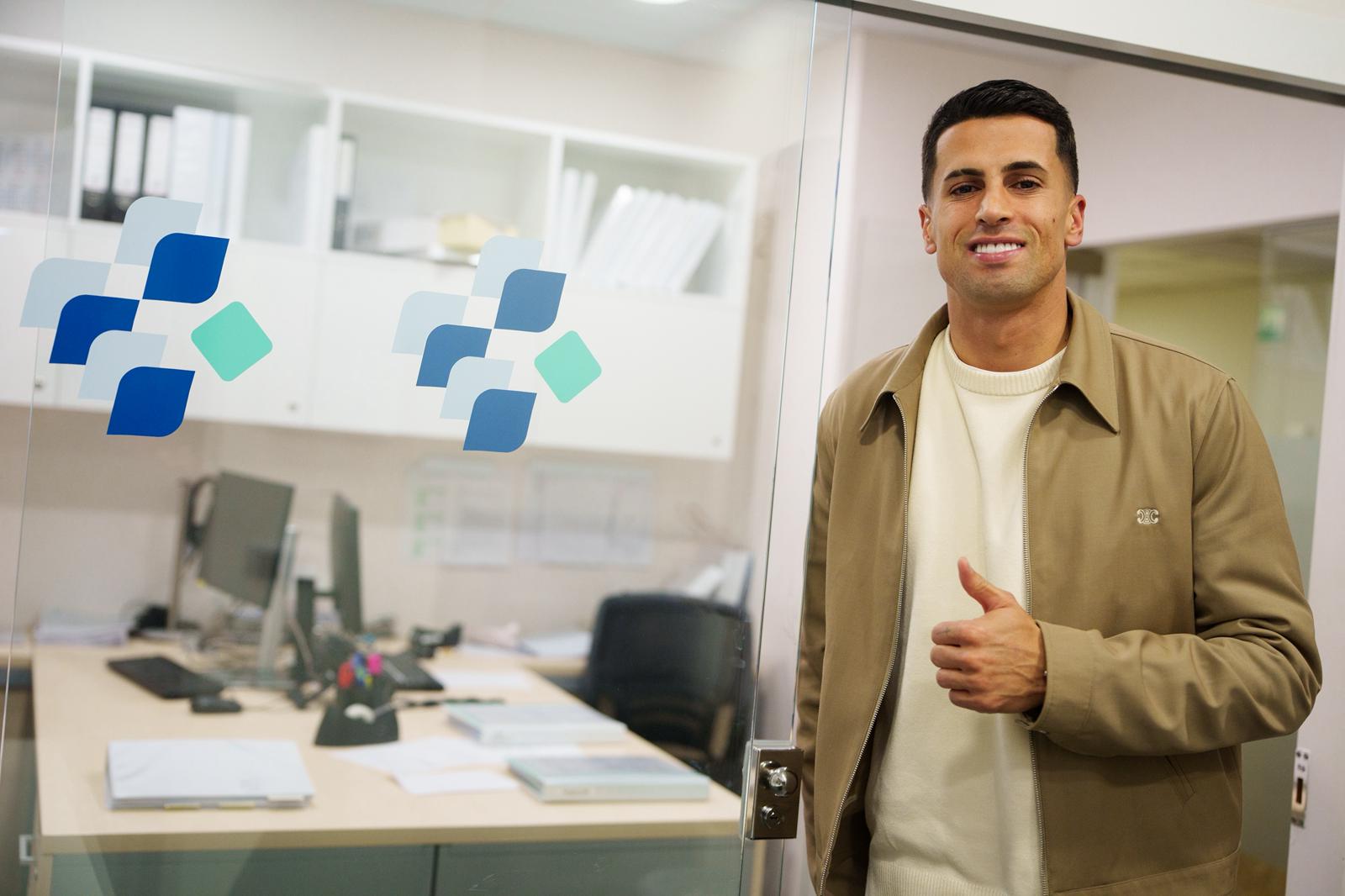 كانسيلو يجتاز الكشف الطبي في برشلونة