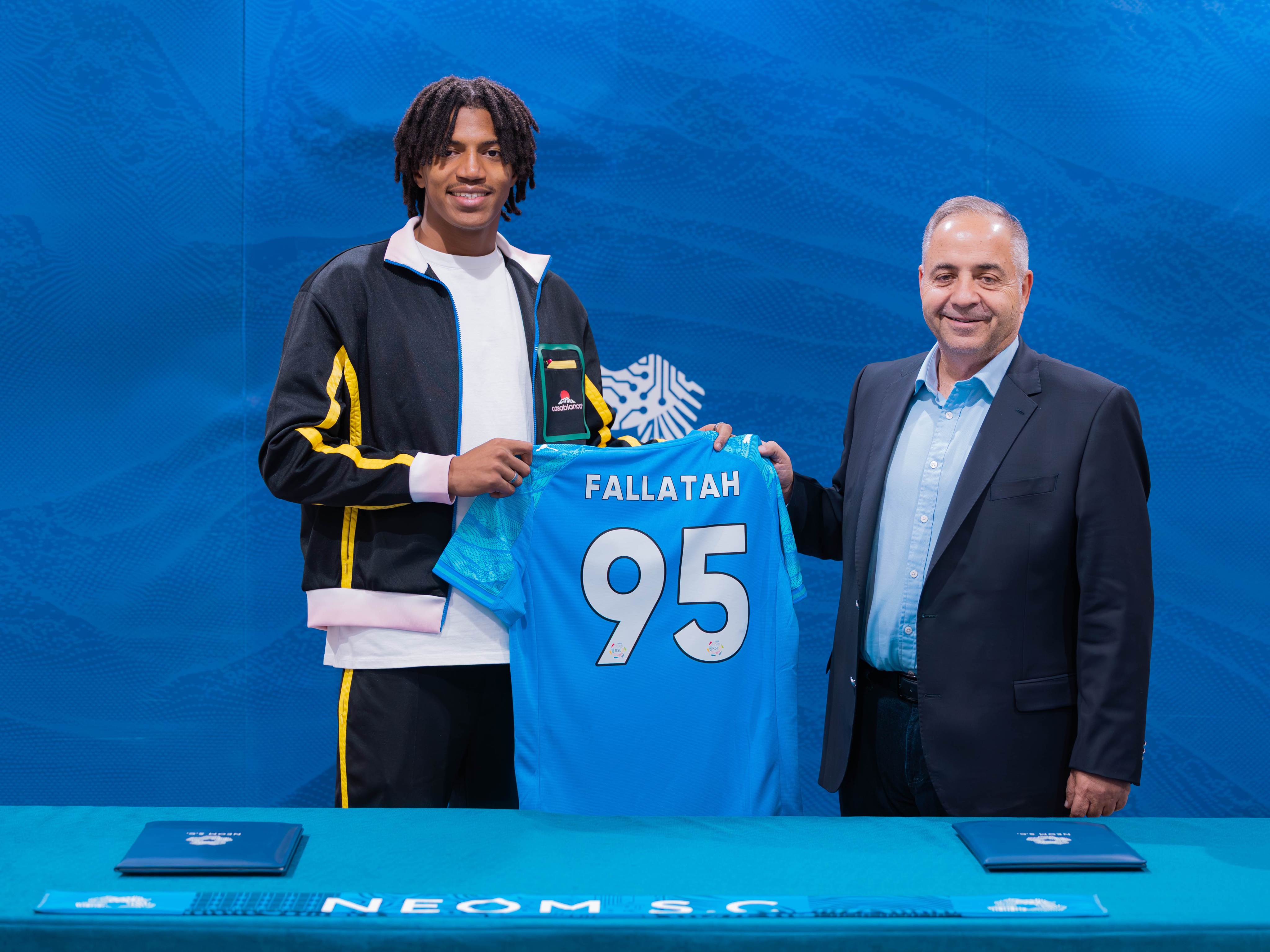 نيوم يعزز صفوفه بإعارة أيمن فلاتة