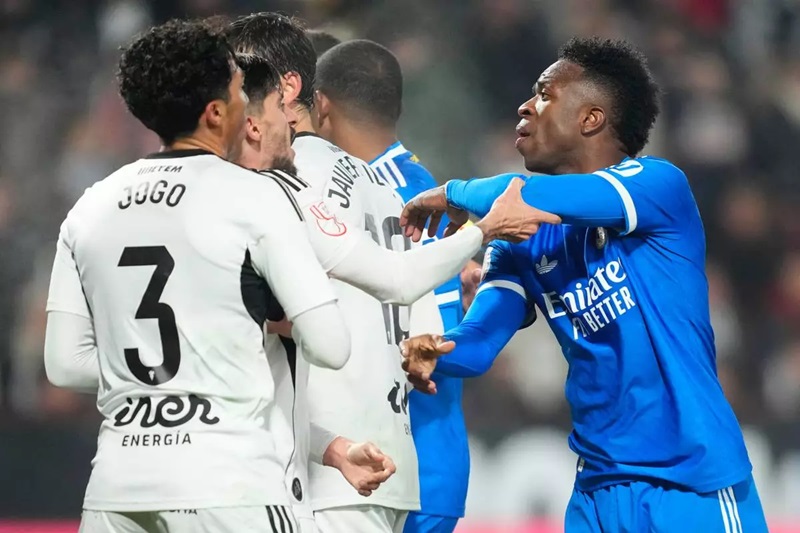 ألباسيتي يدين عنصرية جماهيره ضد فينيسيوس!