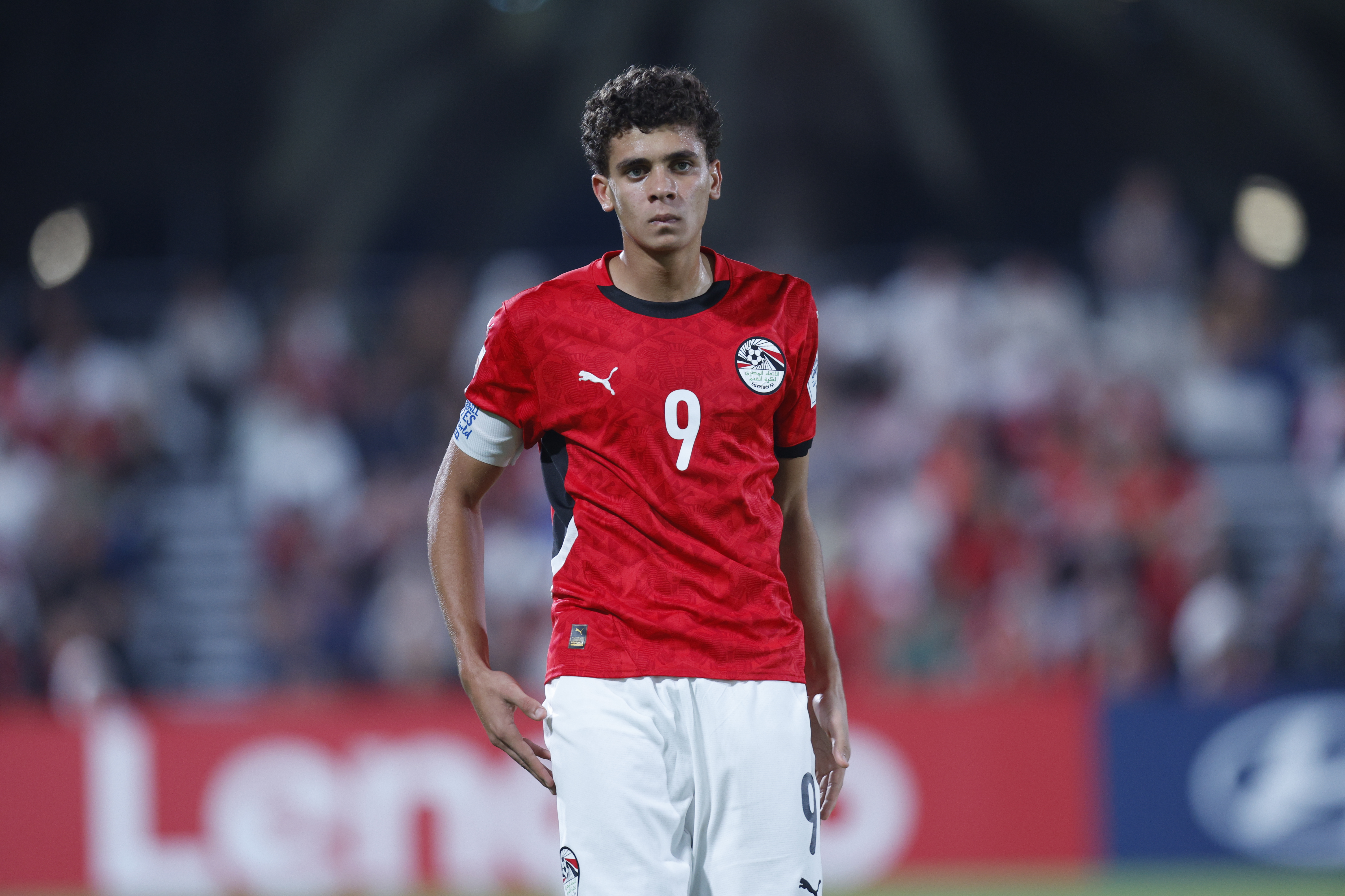 صفقة لاعب الأهلي إلى برشلونة مهددة بالفشل