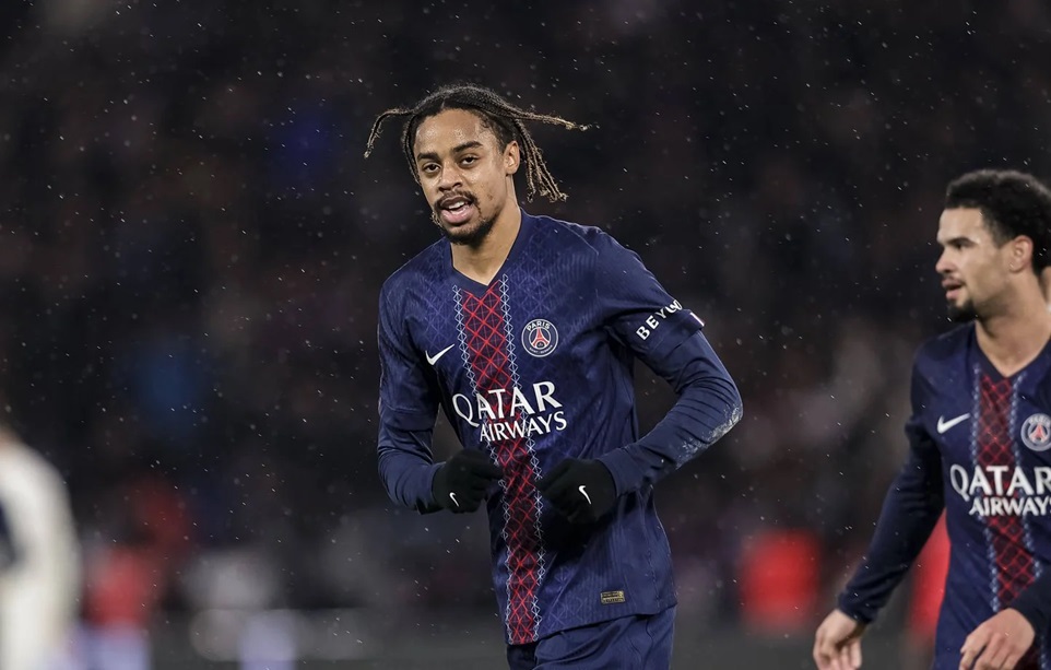 باريس يتصدر الدوري الفرنسي بفوز صعب على أوكسير