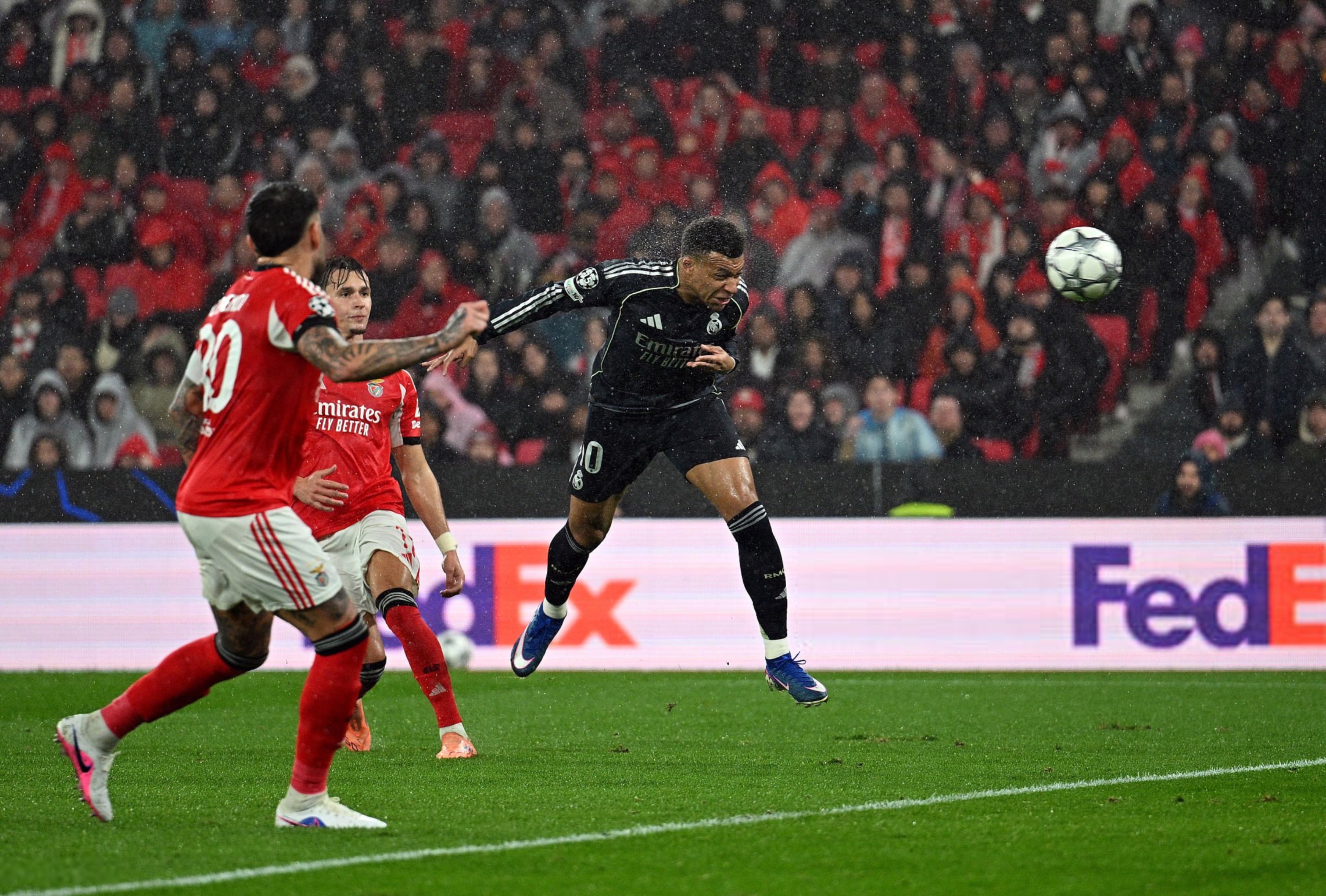 بنفيكا يجبر الريال على خوض الملحق الأوروبي