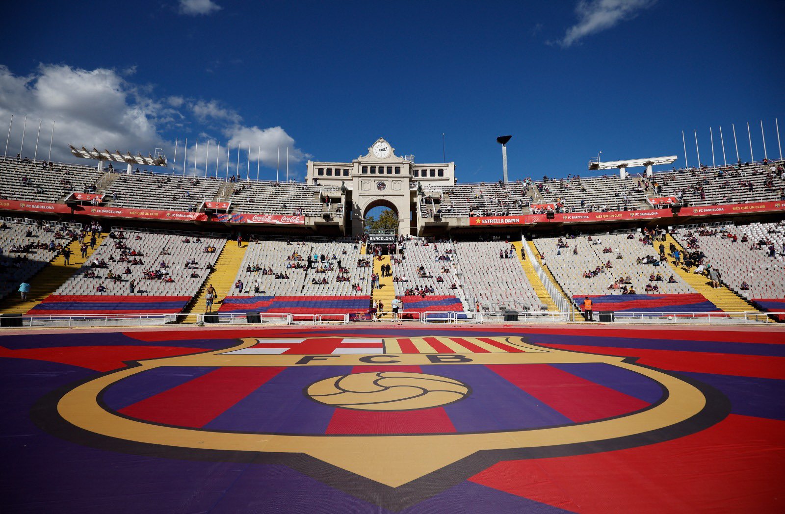 برشلونة يخطط لصفقة إماراتية غير مسبوقة