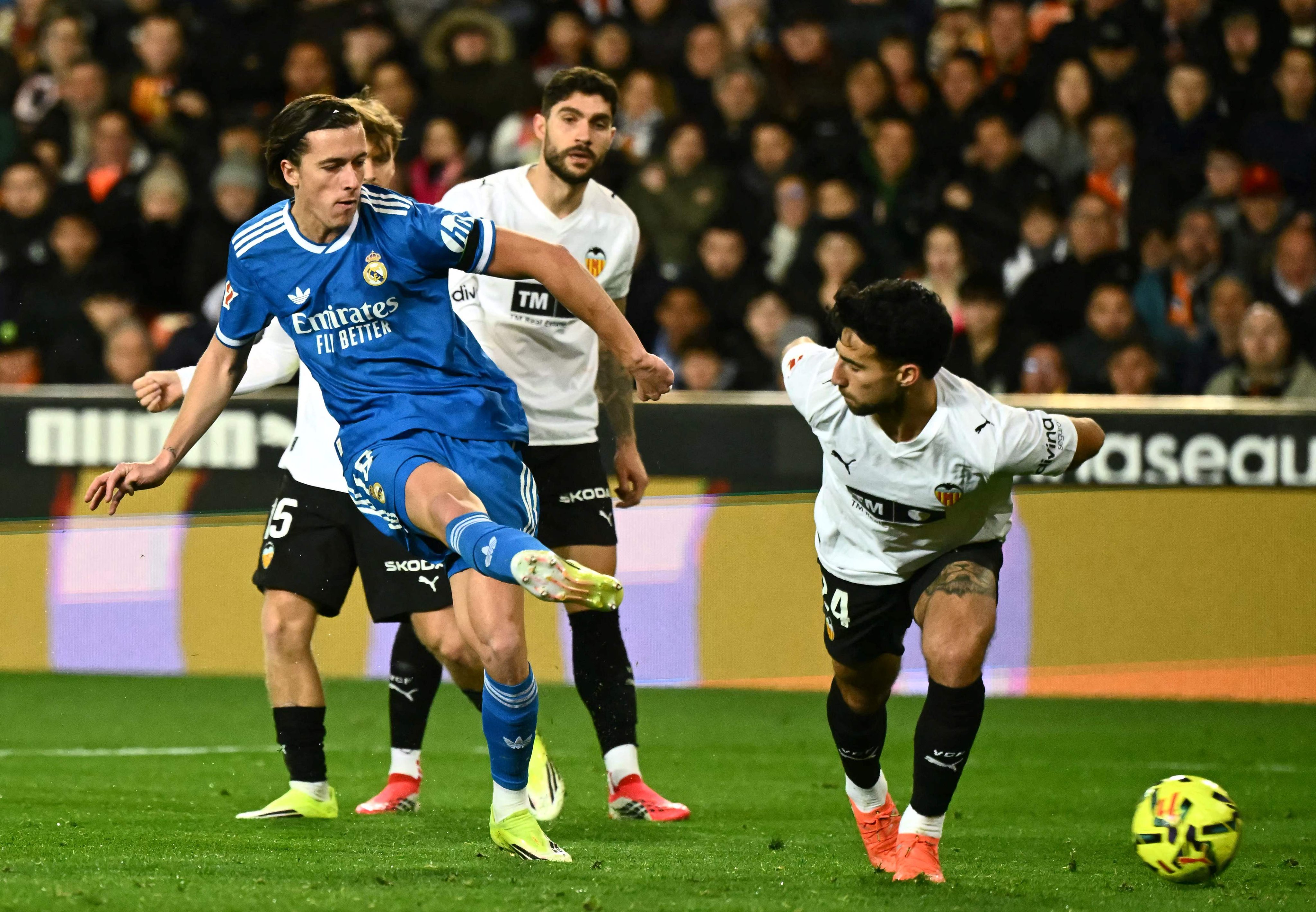 أسقط فالنسيا.. الريال يواصل ملاحقة برشلونة