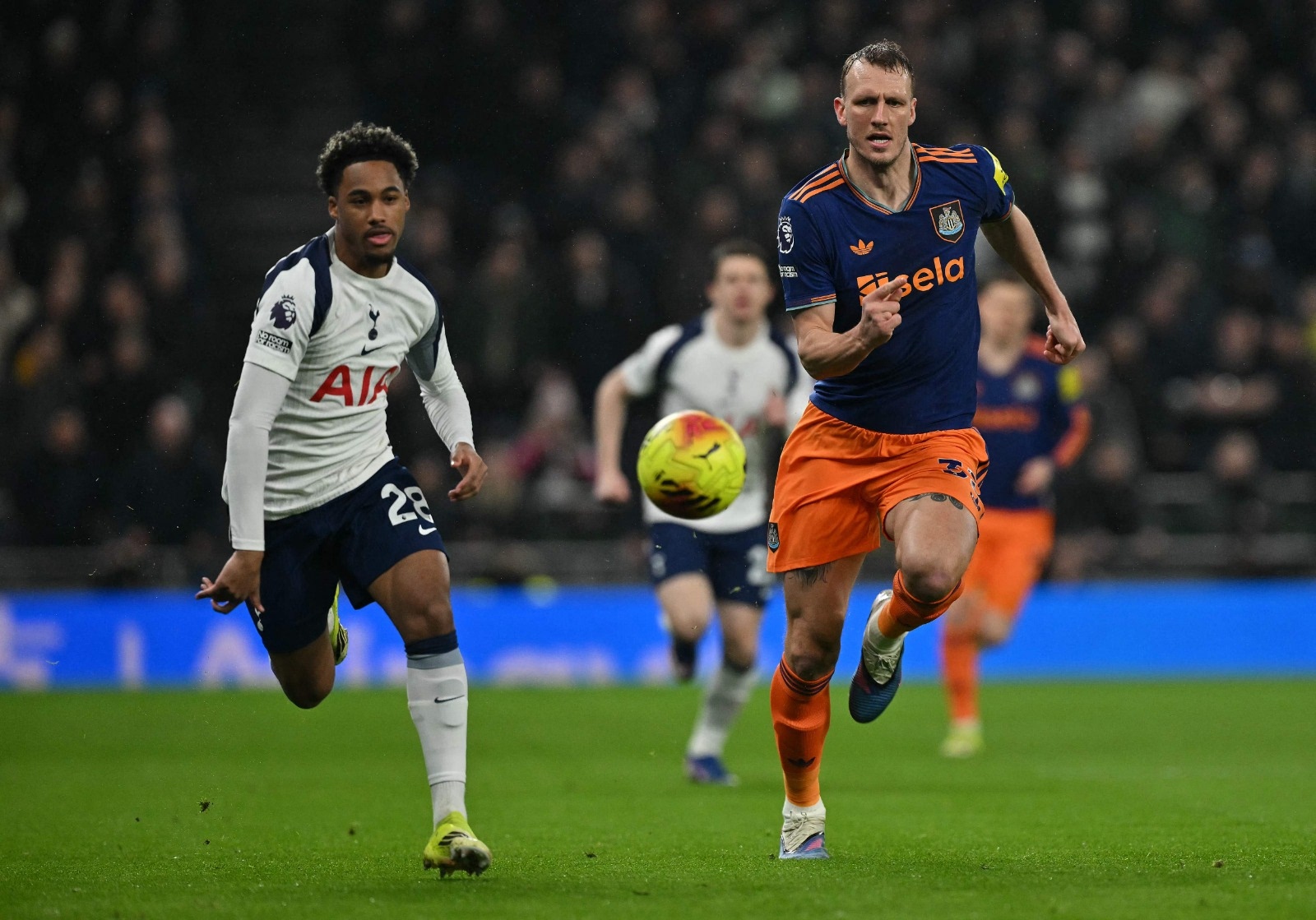 نيوكاسل يحسم موقعة توتنهام في البريميرليج