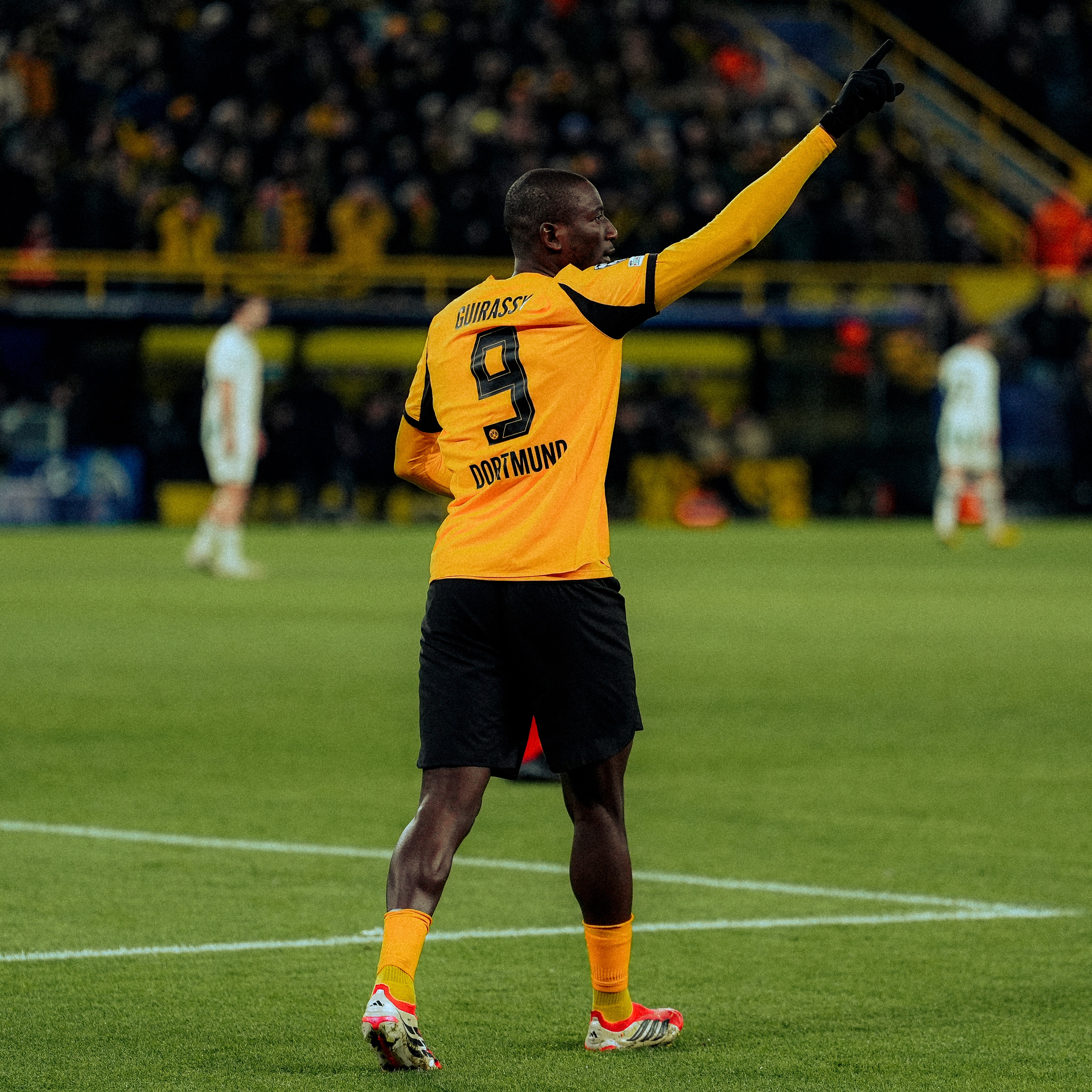 دورتموند يضع قدمًا في ثمن نهائي الأبطال