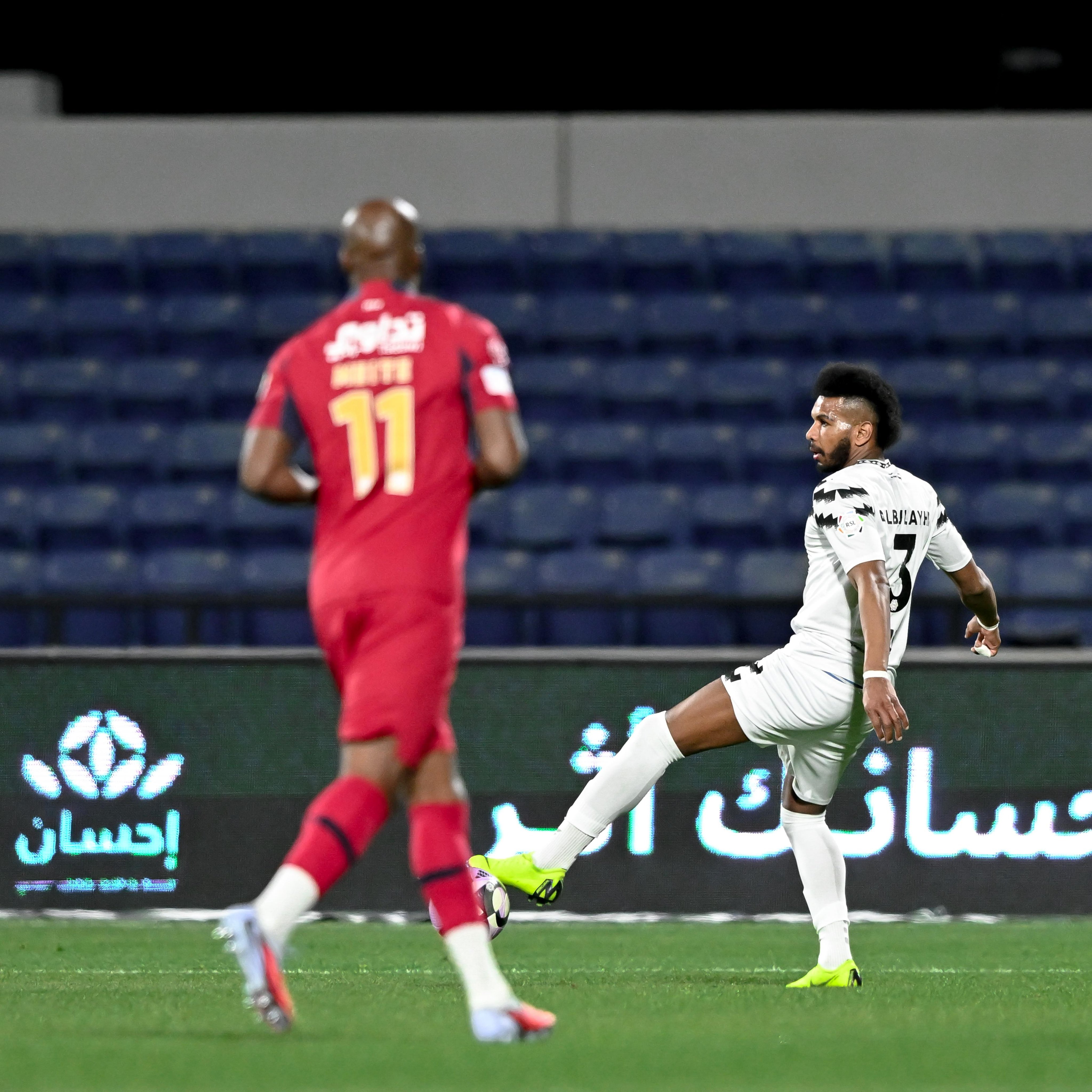 القادسية يكتسح الأخدود.. والشباب يتجاوز ضمك