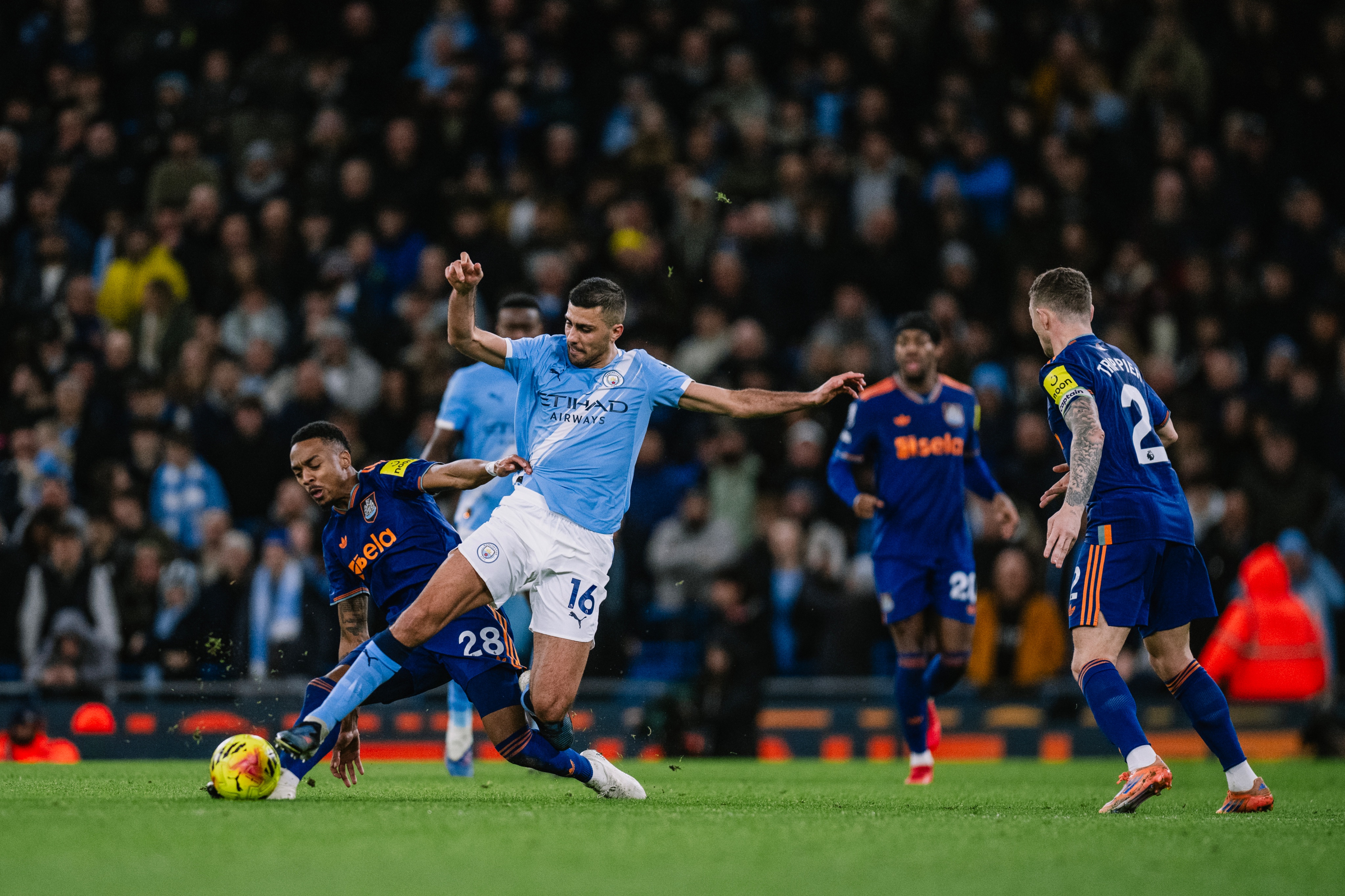 السيتي يضيق الخناق على أرسنال